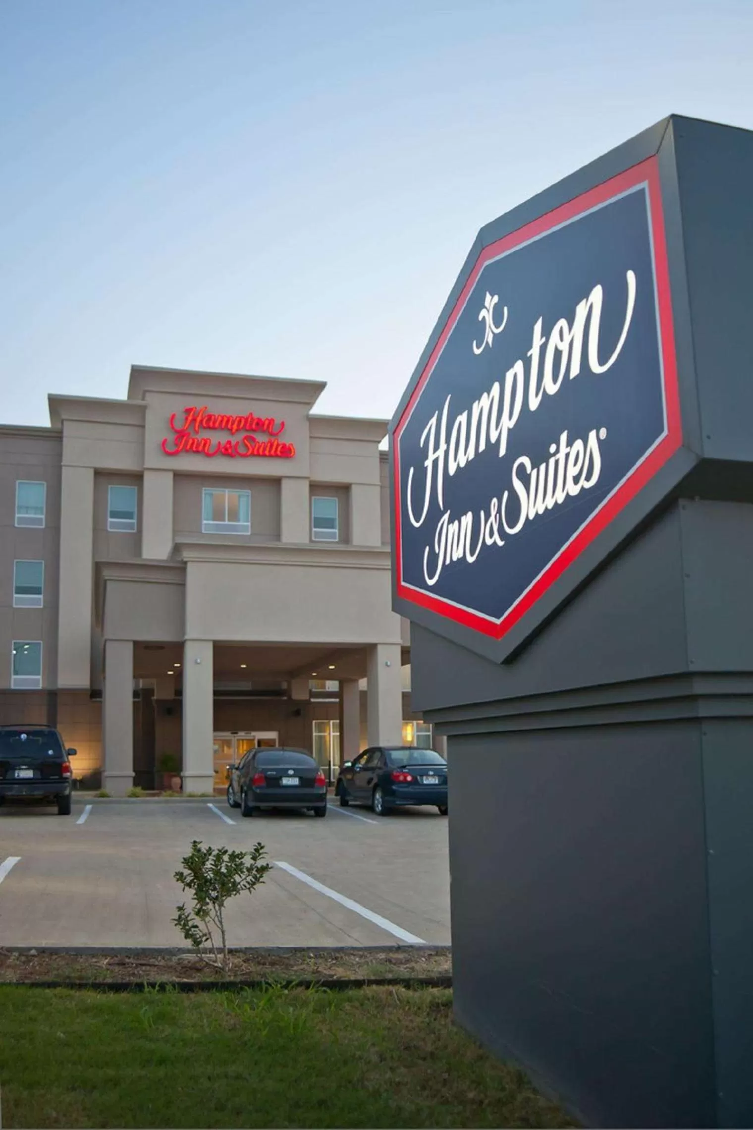 Property building in Hampton Inn & Suites Denison