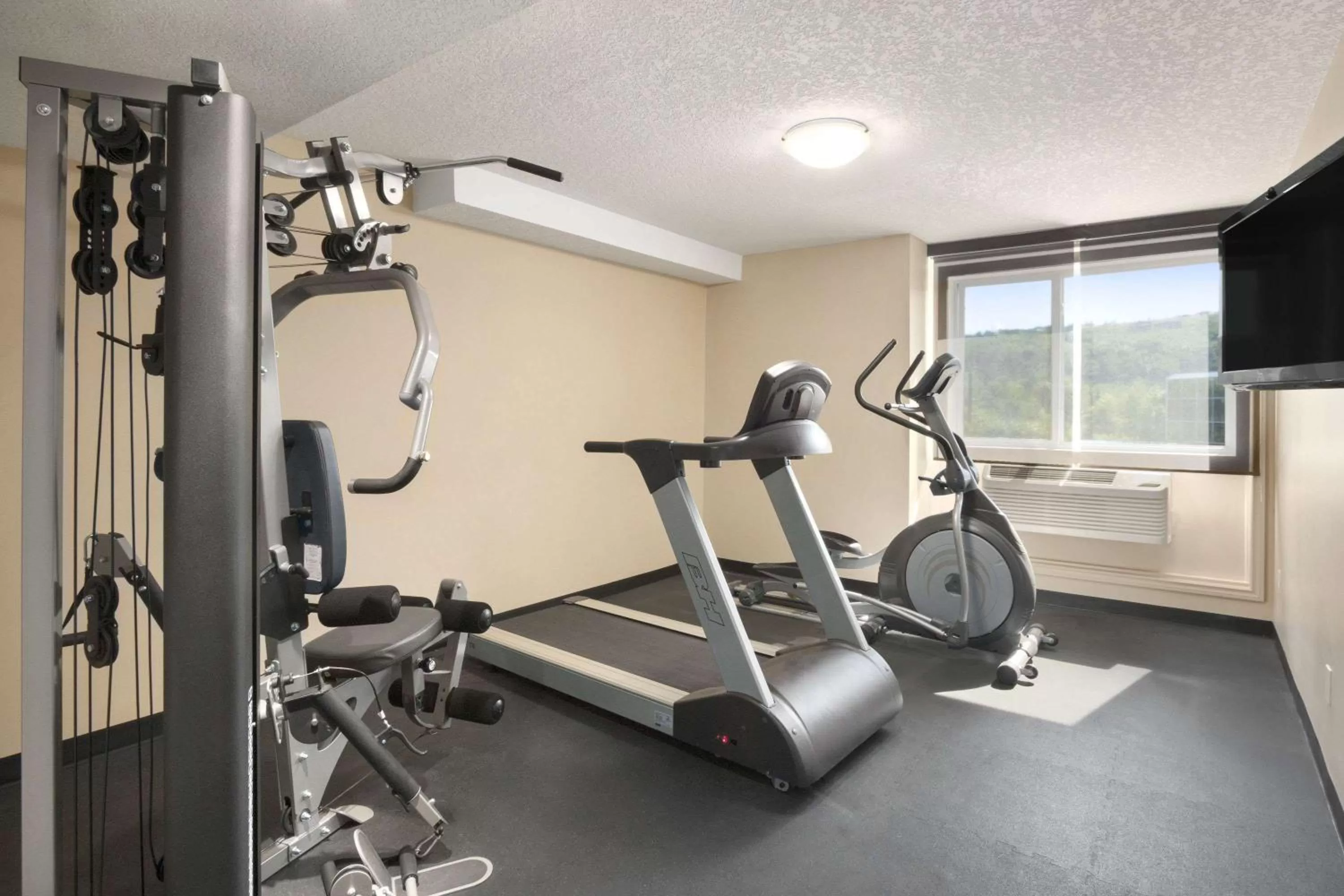 Fitness centre/facilities in Days Inn by Wyndham Calgary Northwest