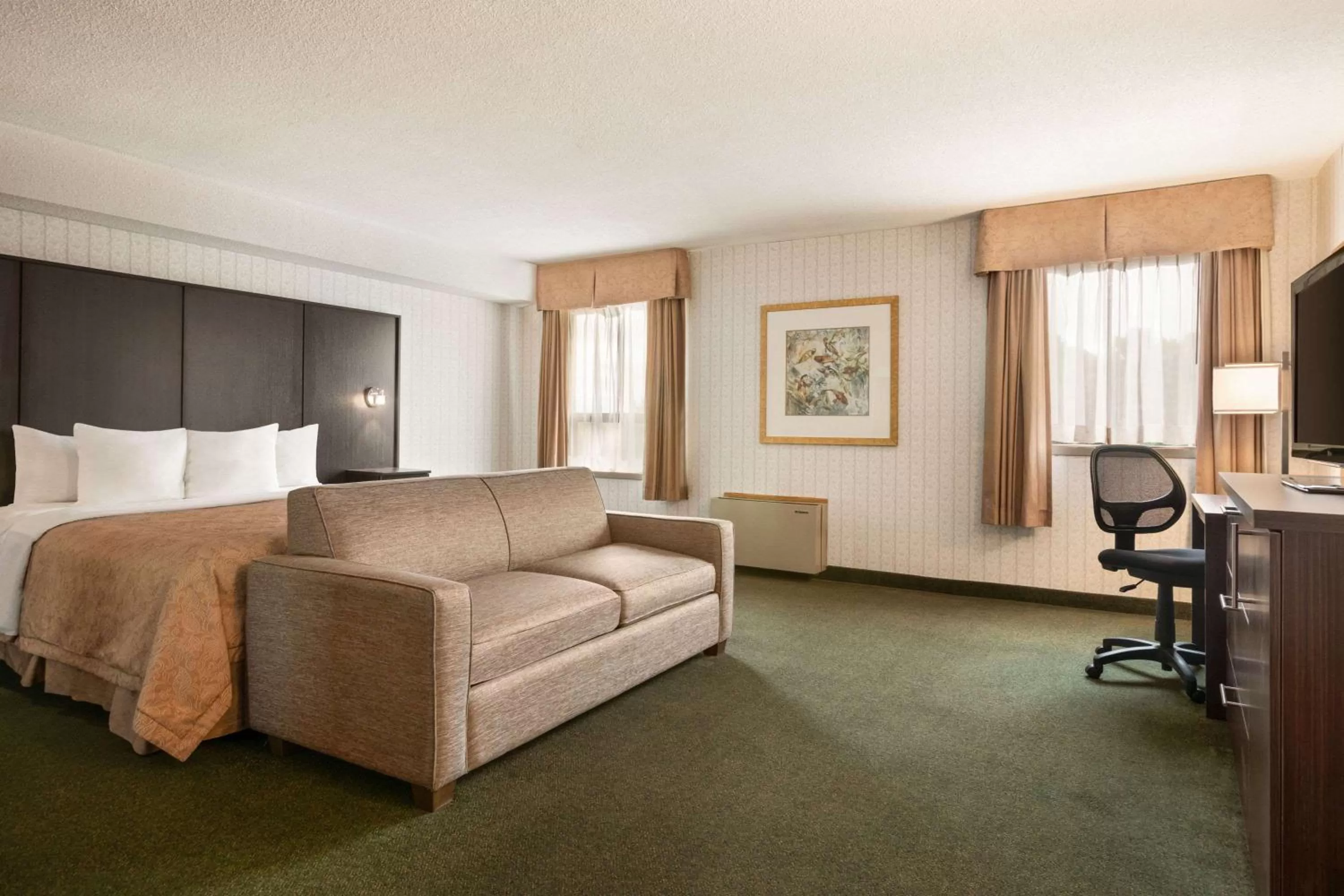 Photo of the whole room, Bed in Days Inn by Wyndham Renfrew Conference Centre
