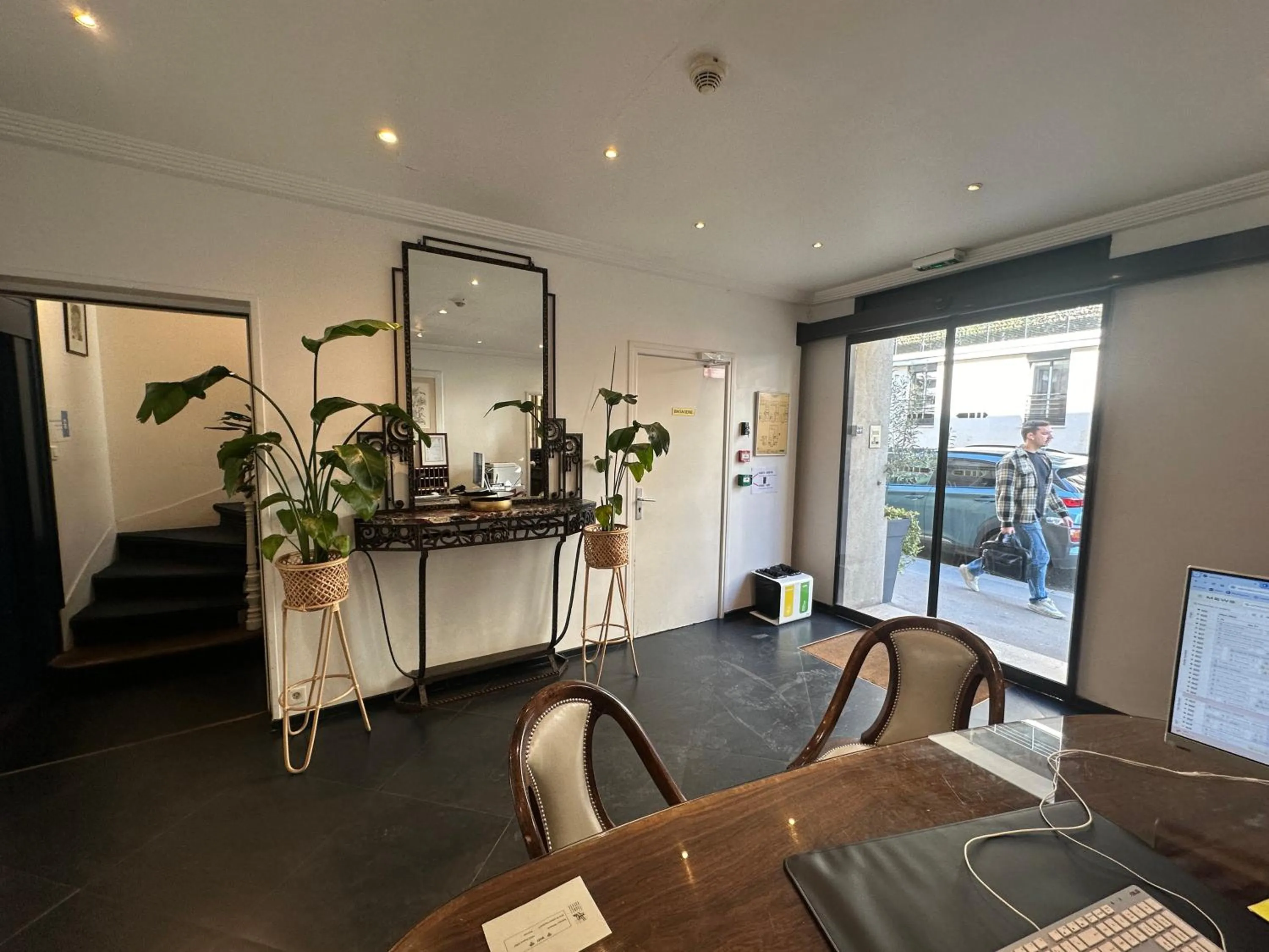 People in Hôtel France Eiffel