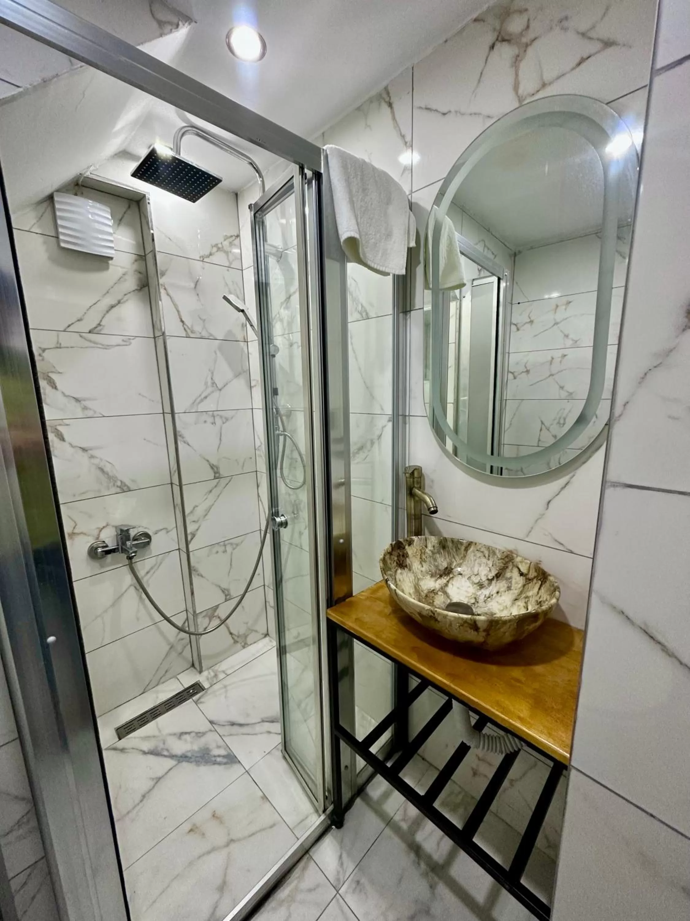 Shower in Newalla Hotel Old City