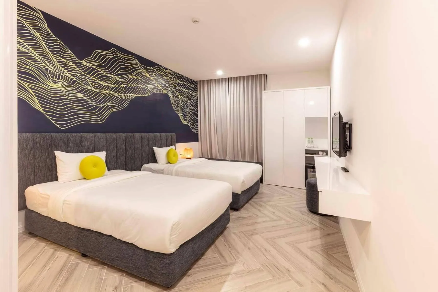 Photo of the whole room, Bed in Len's Hotel