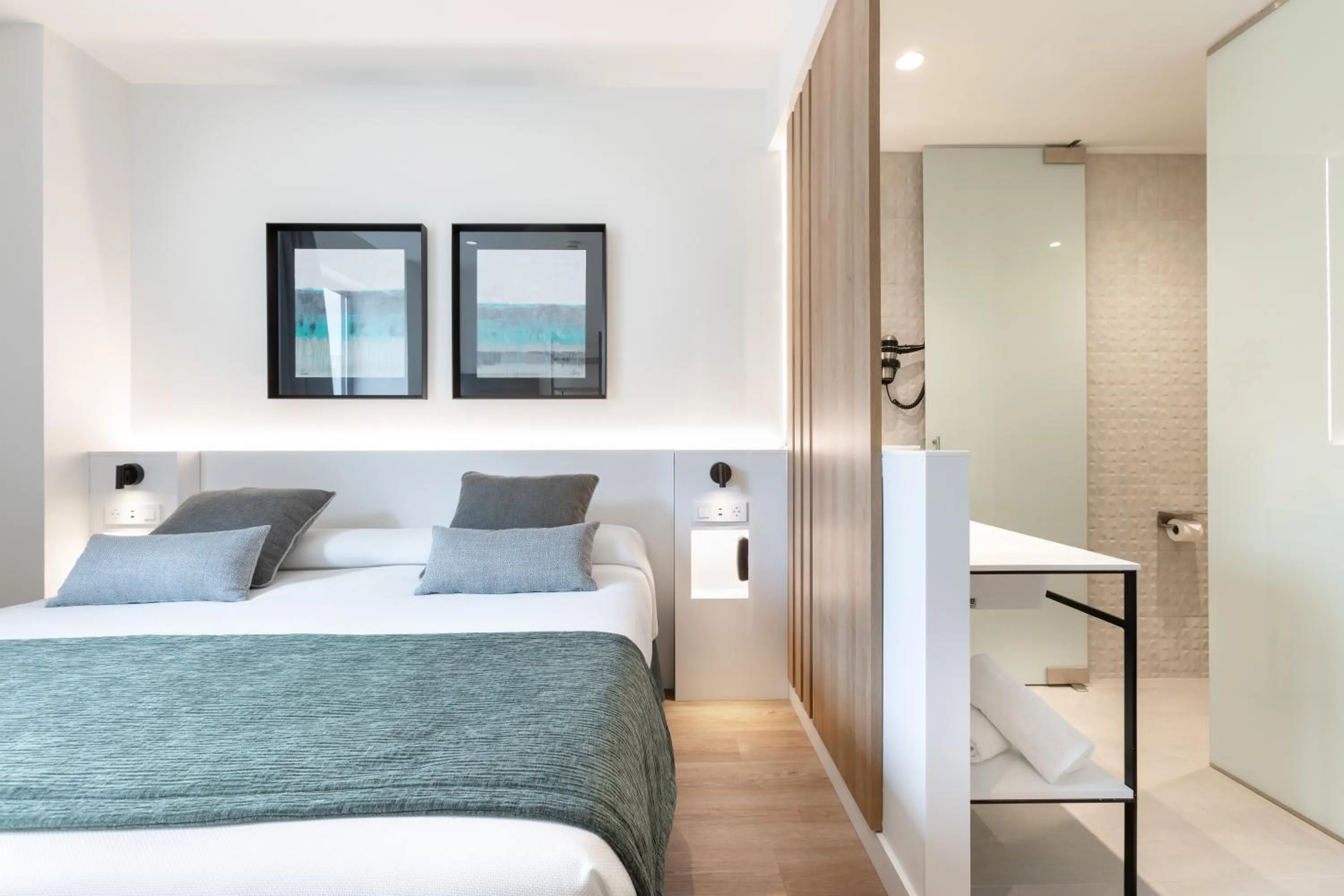 Photo of the whole room, Bed in Alexandre Fira Congress