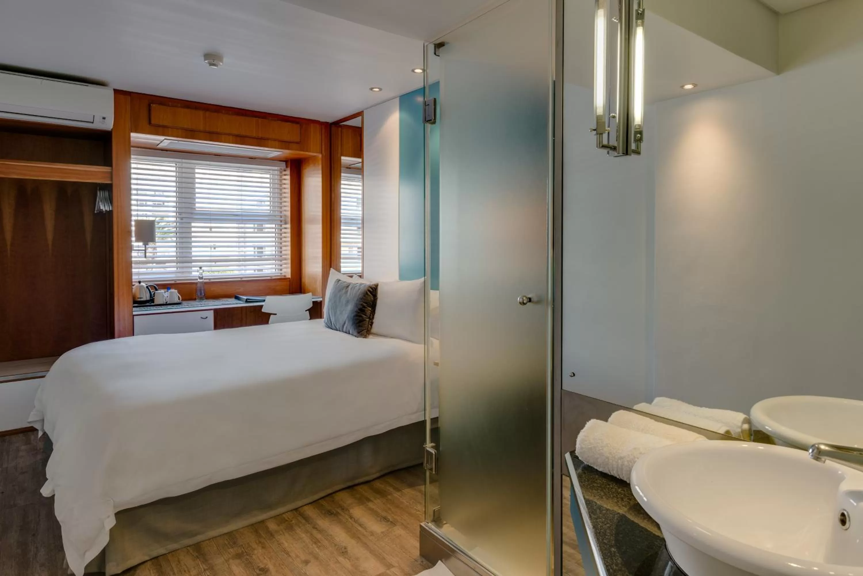 Photo of the whole room, Bed in Protea Hotel by Marriott Cape Town Sea Point