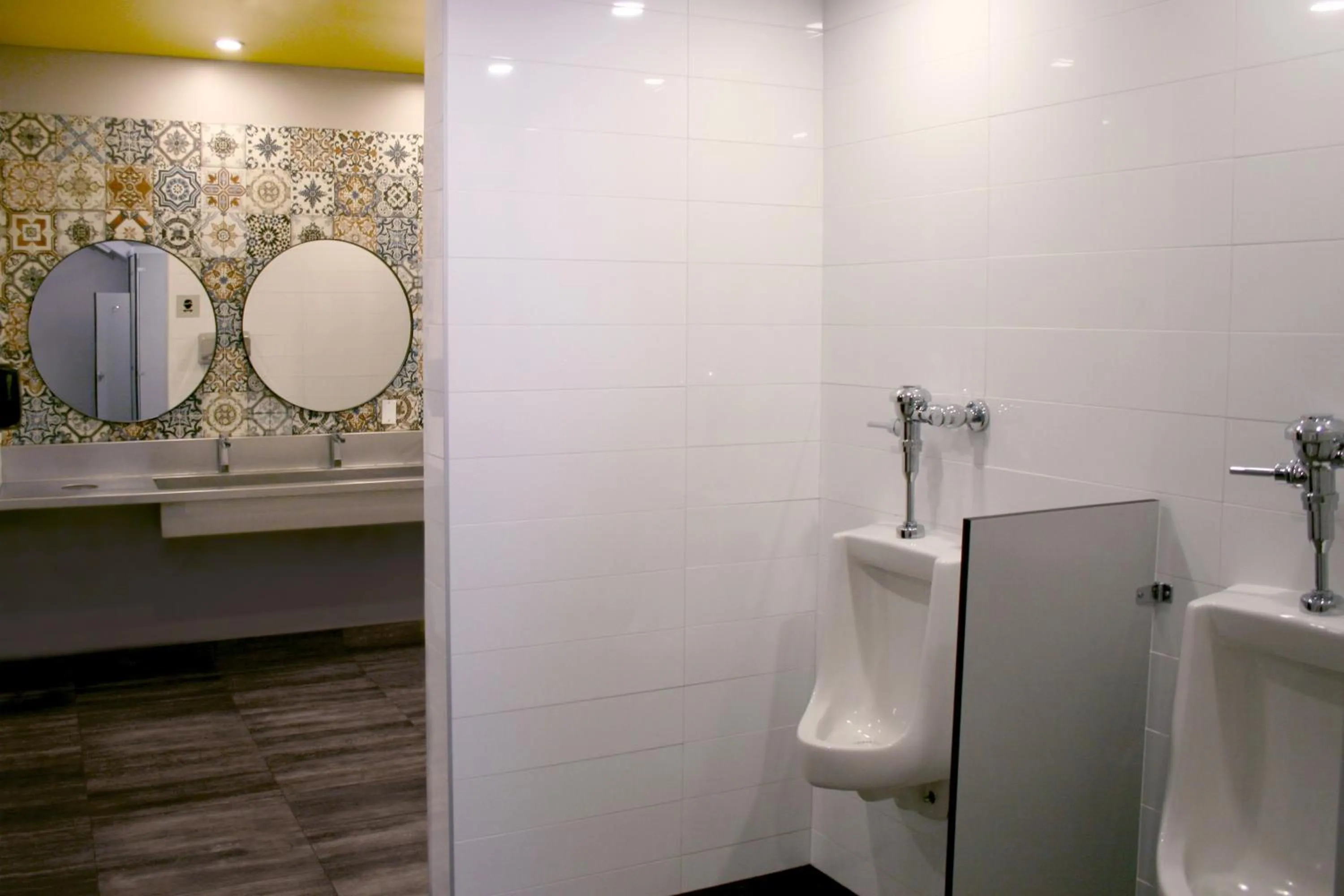 Bathroom in M Montreal Hostel