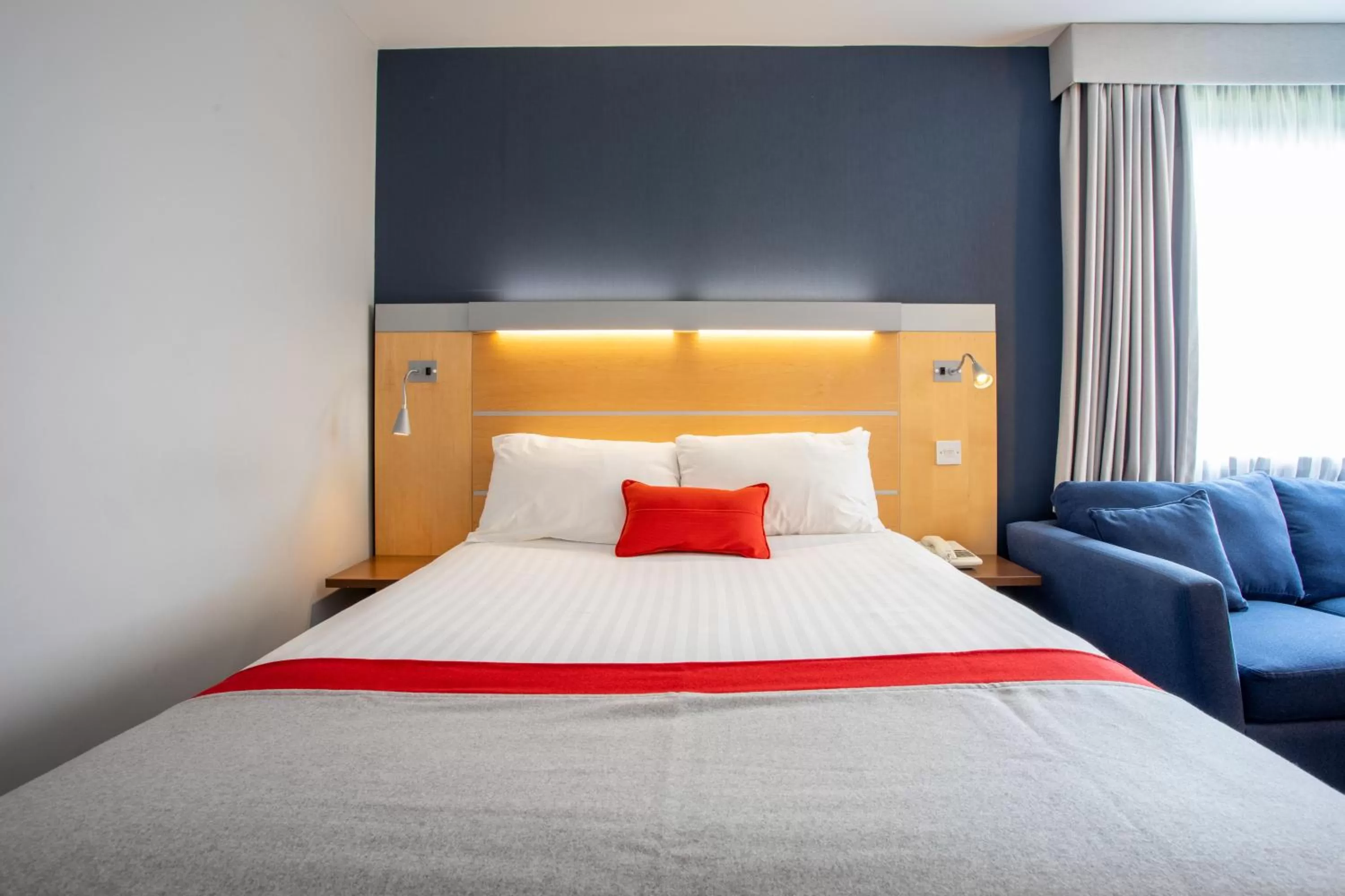 Photo of the whole room, Bed in Holiday Inn Express Dunfermline by IHG