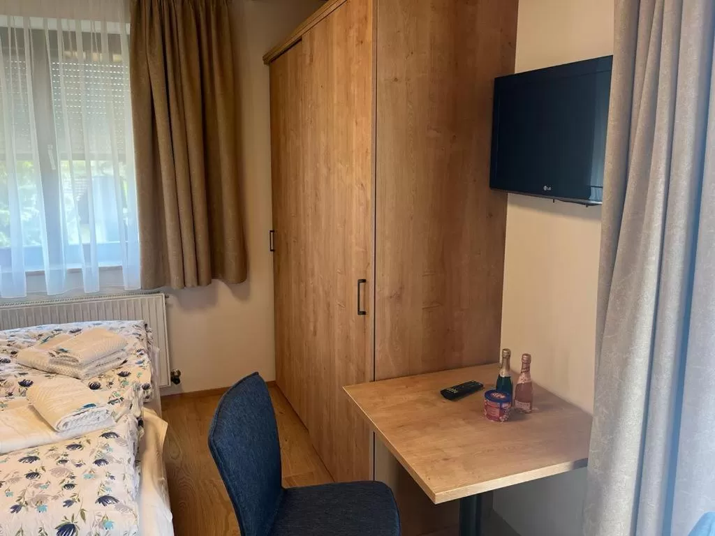 Bed in Pension Sommerauer