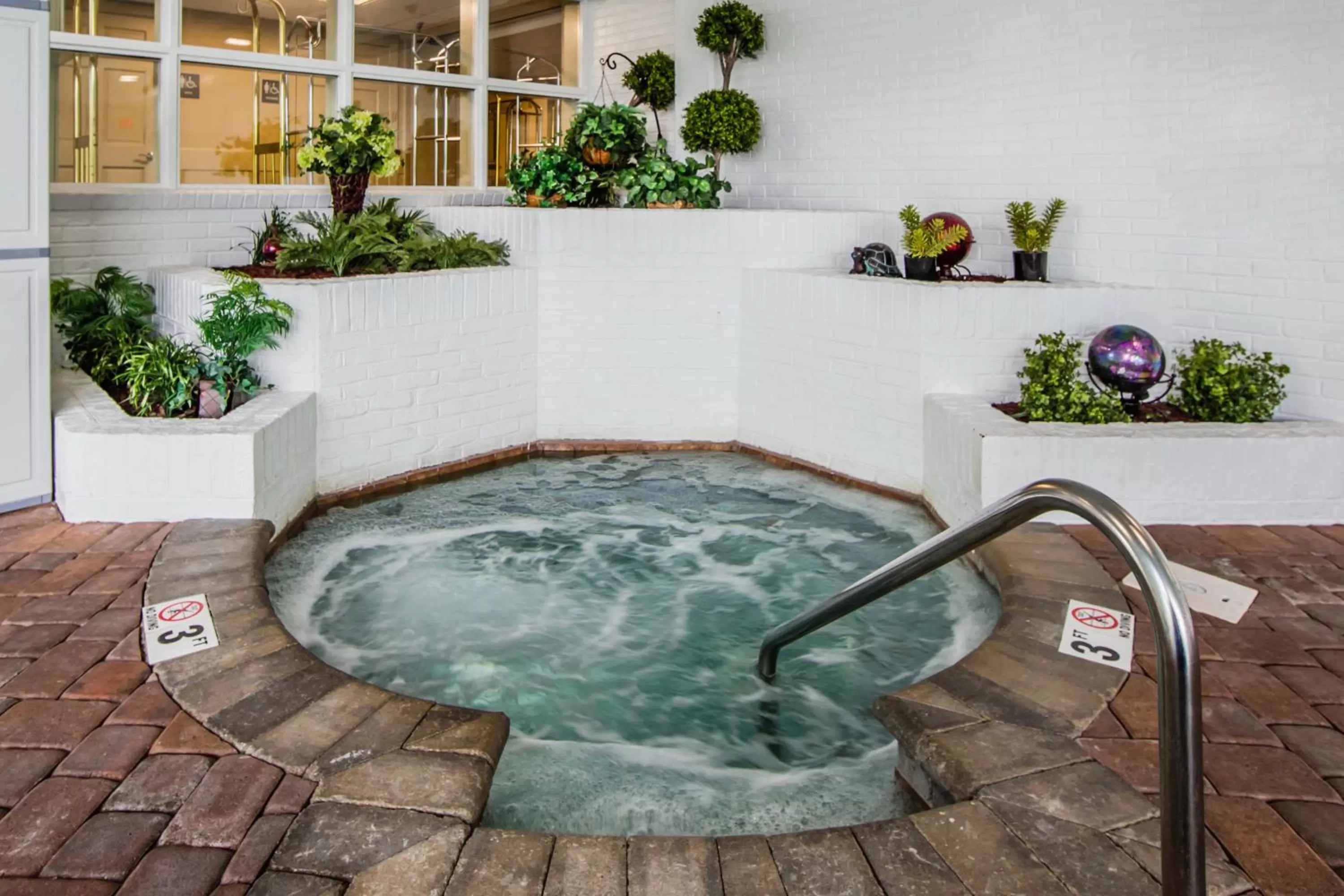 Hot Tub in The Inn at Apple Valley, an Ascend Collection Hotel