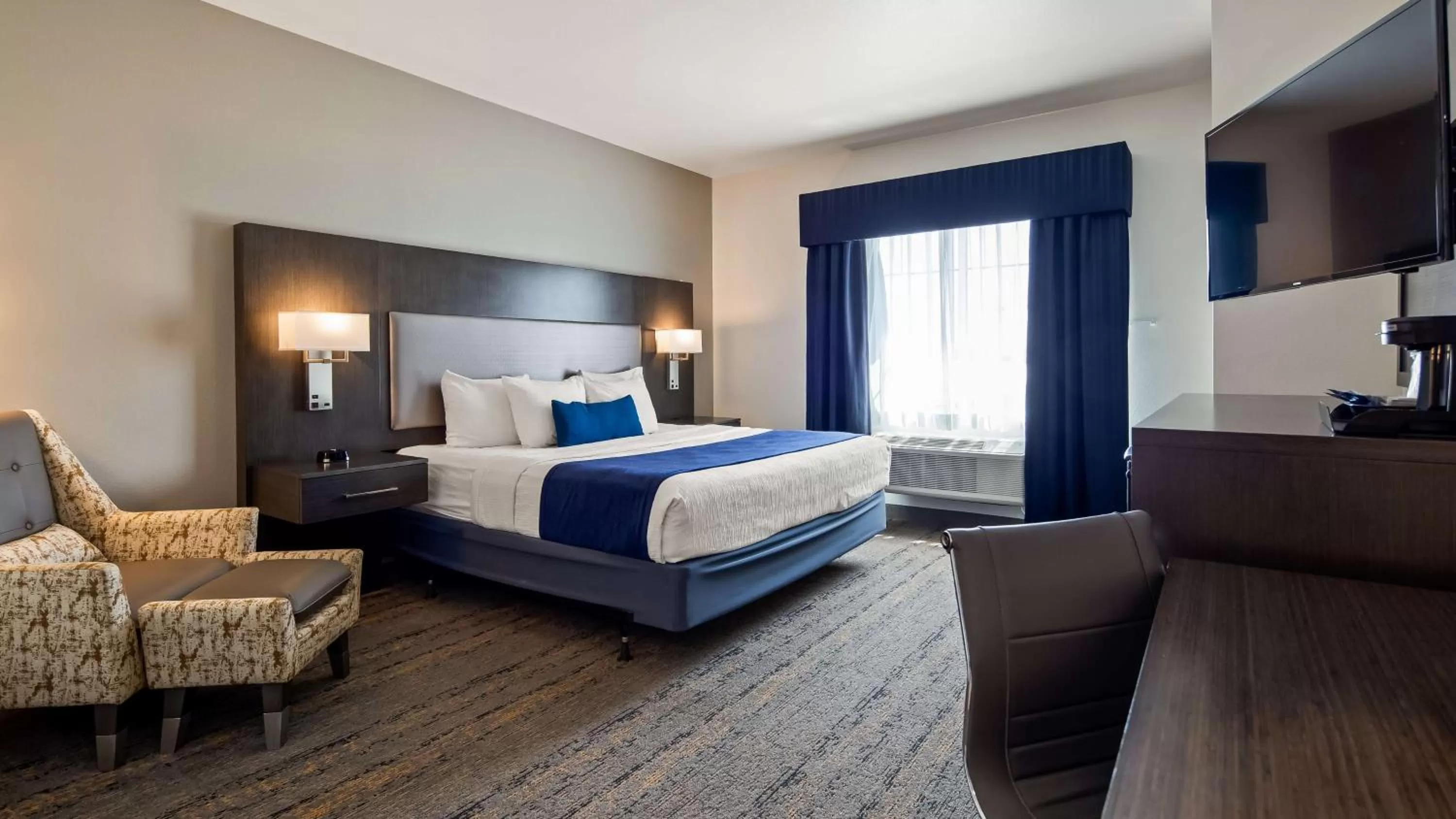 Photo of the whole room, Bed in Best Western Plus Roland Inn & Suites