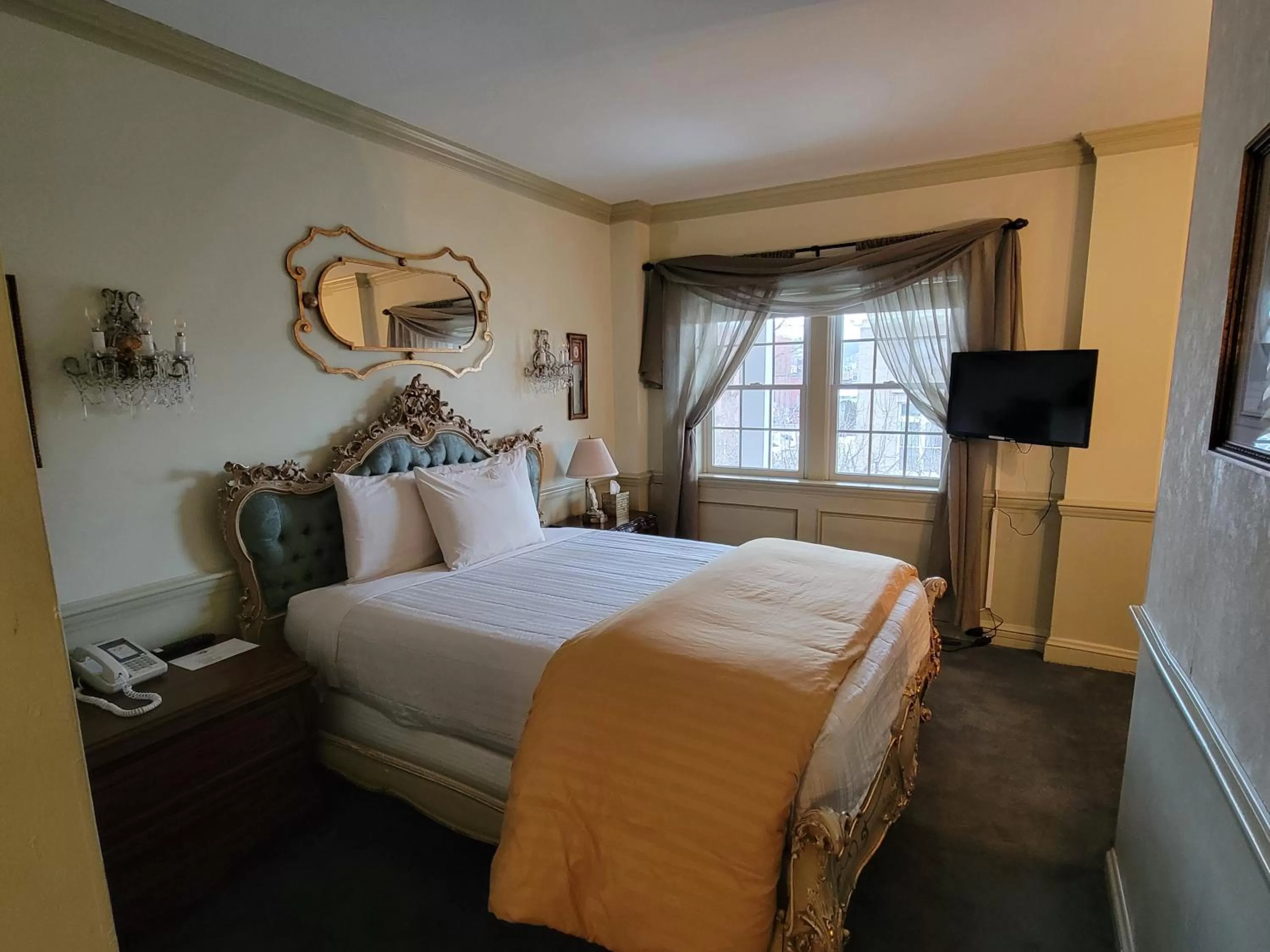 TV and multimedia, Bed in Lowell Inn