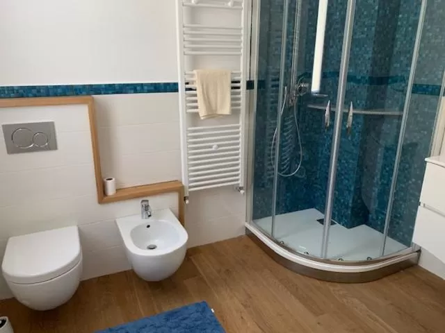 Shower, Bathroom in Le Stanze del Brigante