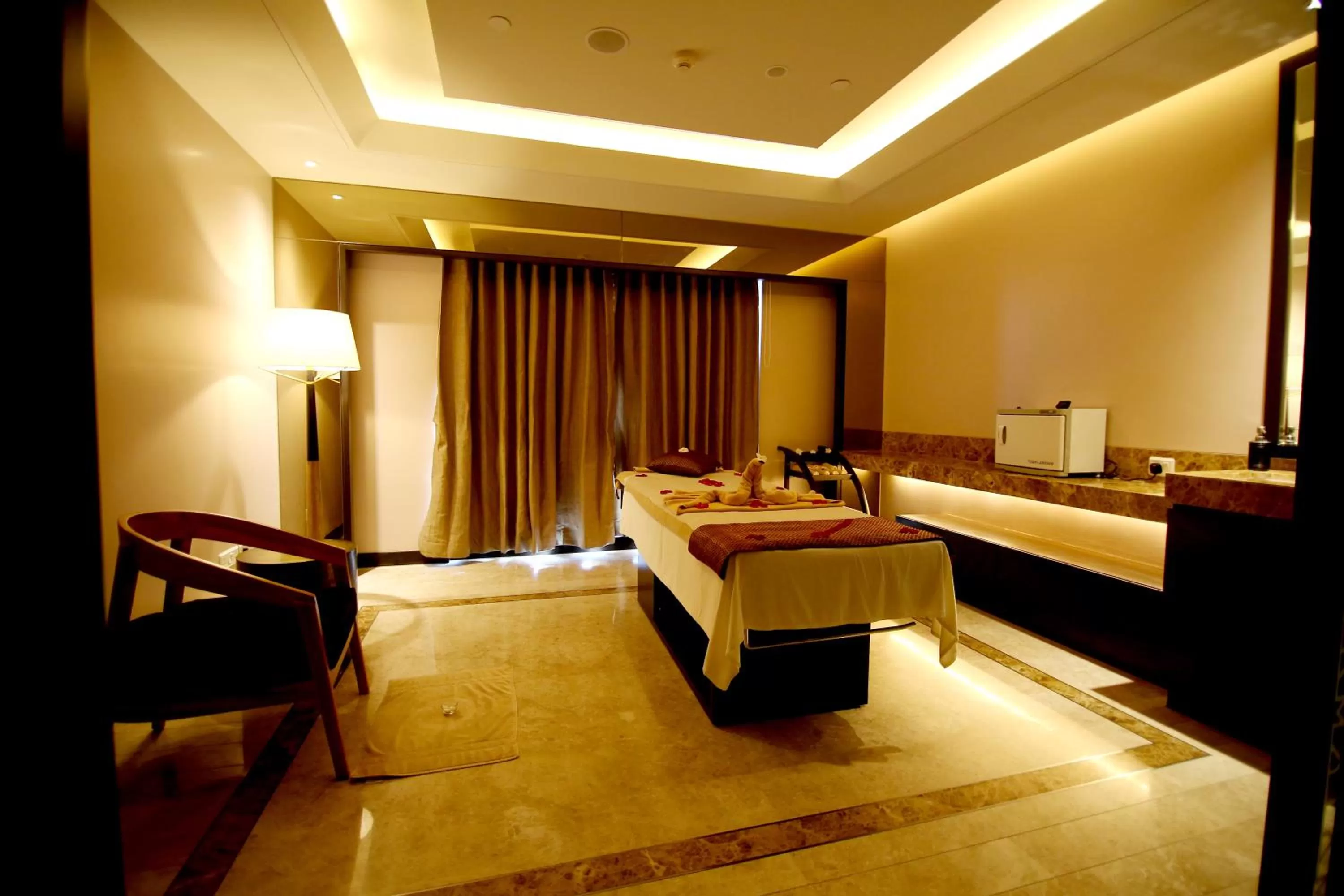 Spa and wellness centre/facilities, Bed in Radisson Blu Coimbatore