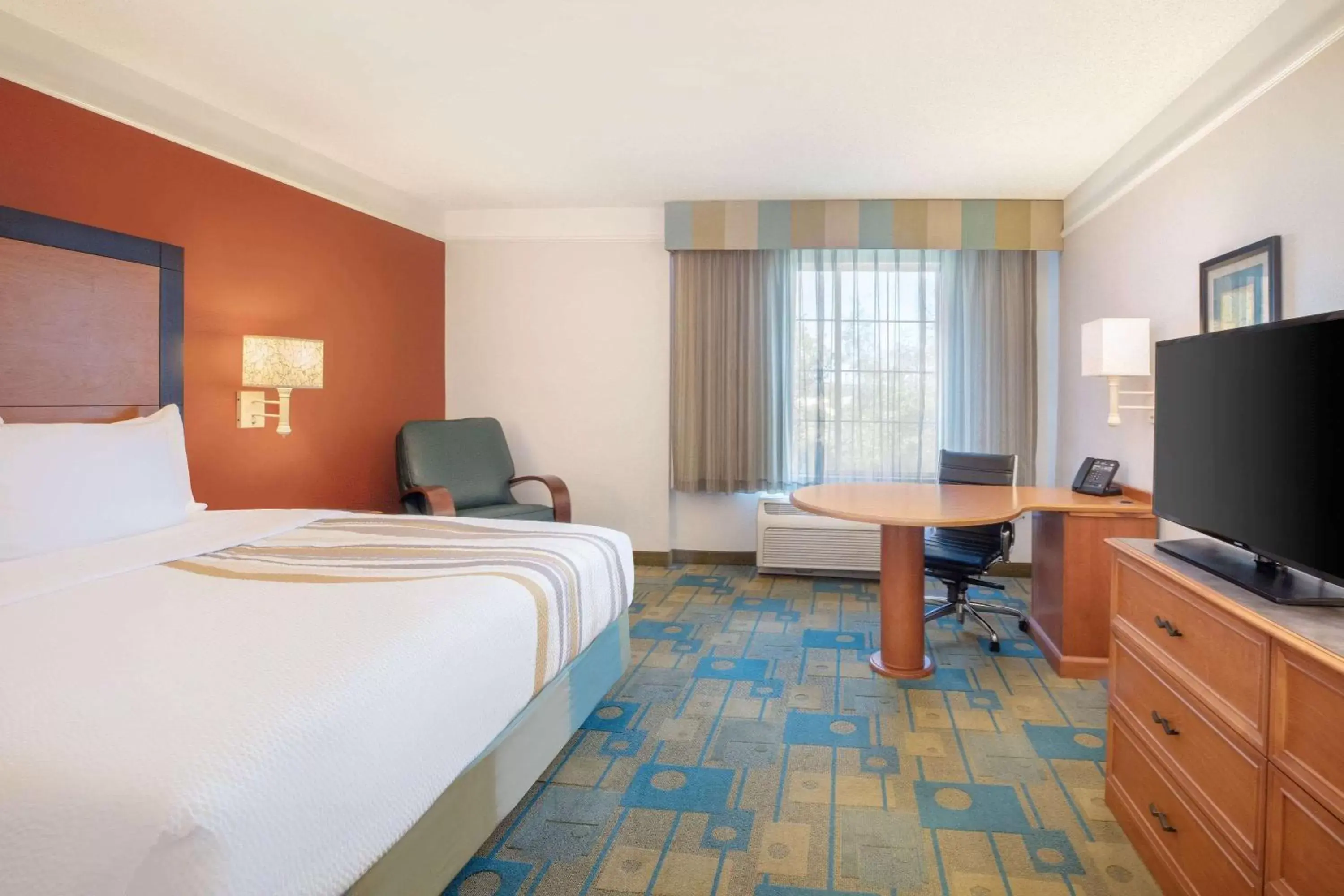 1 King Bed Mobility/Hearing Accessible Room, Roll-In Shower, Non-Smoking in La Quinta Inn and Suites by Wyndham, Ocala 1 King Bed Mobility/Hearing Accessible Room, Roll-In Shower, Non-Smoking in La Quinta Inn and Suites by Wyndham, Ocala