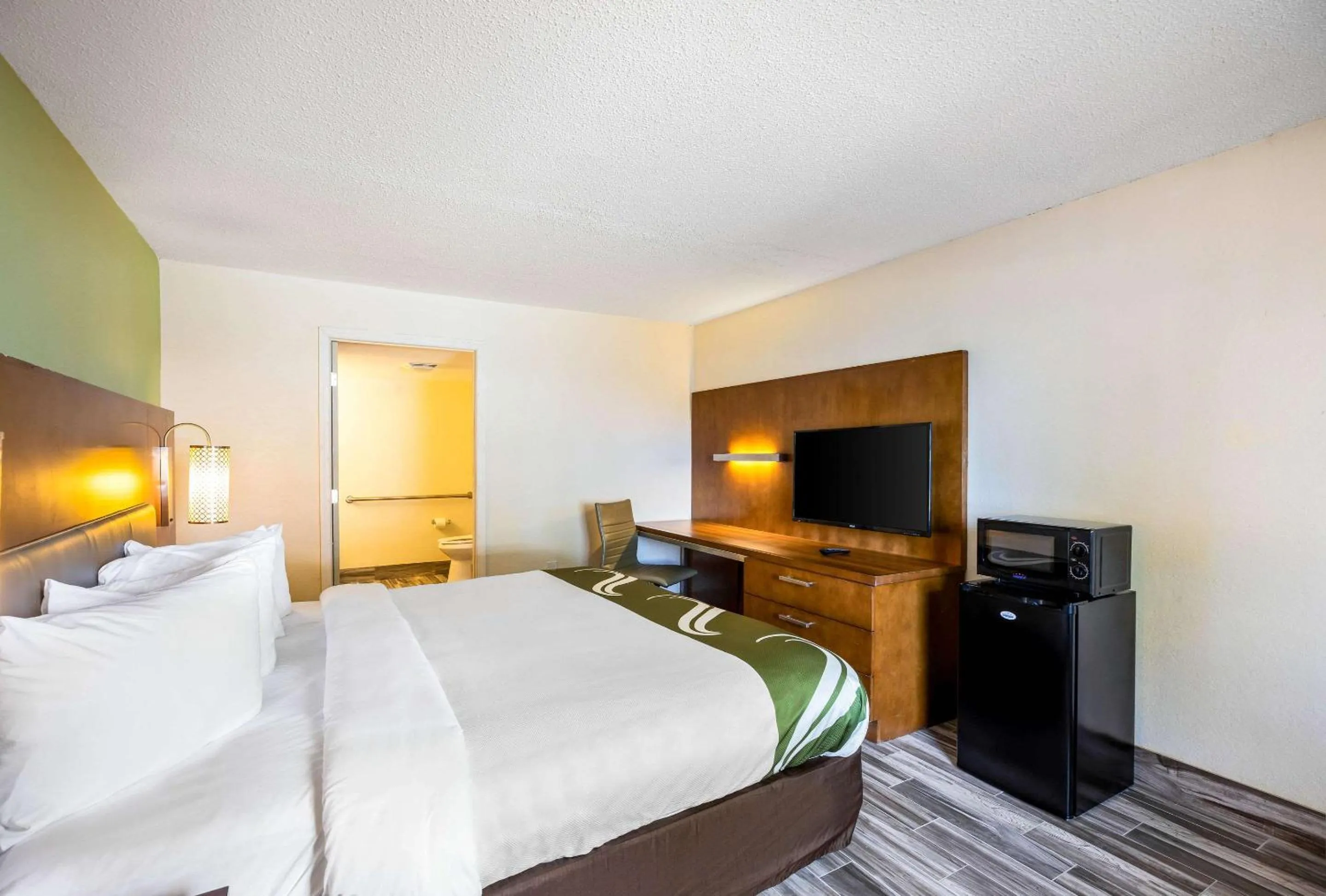 King Suite - Non Smoking in Baymont by Wyndham Orlando Downtown