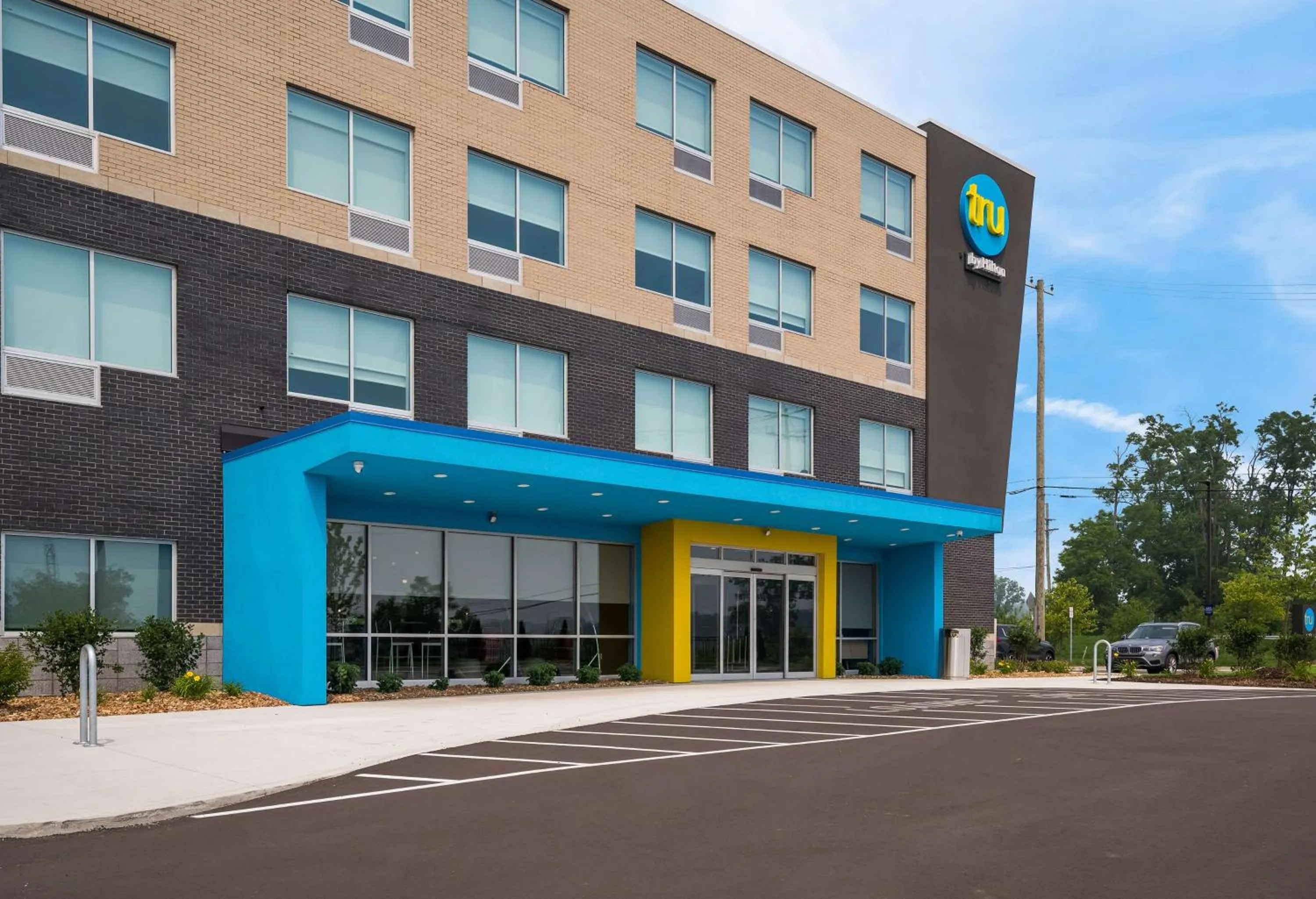 Property building in Tru By Hilton Novi Detroit