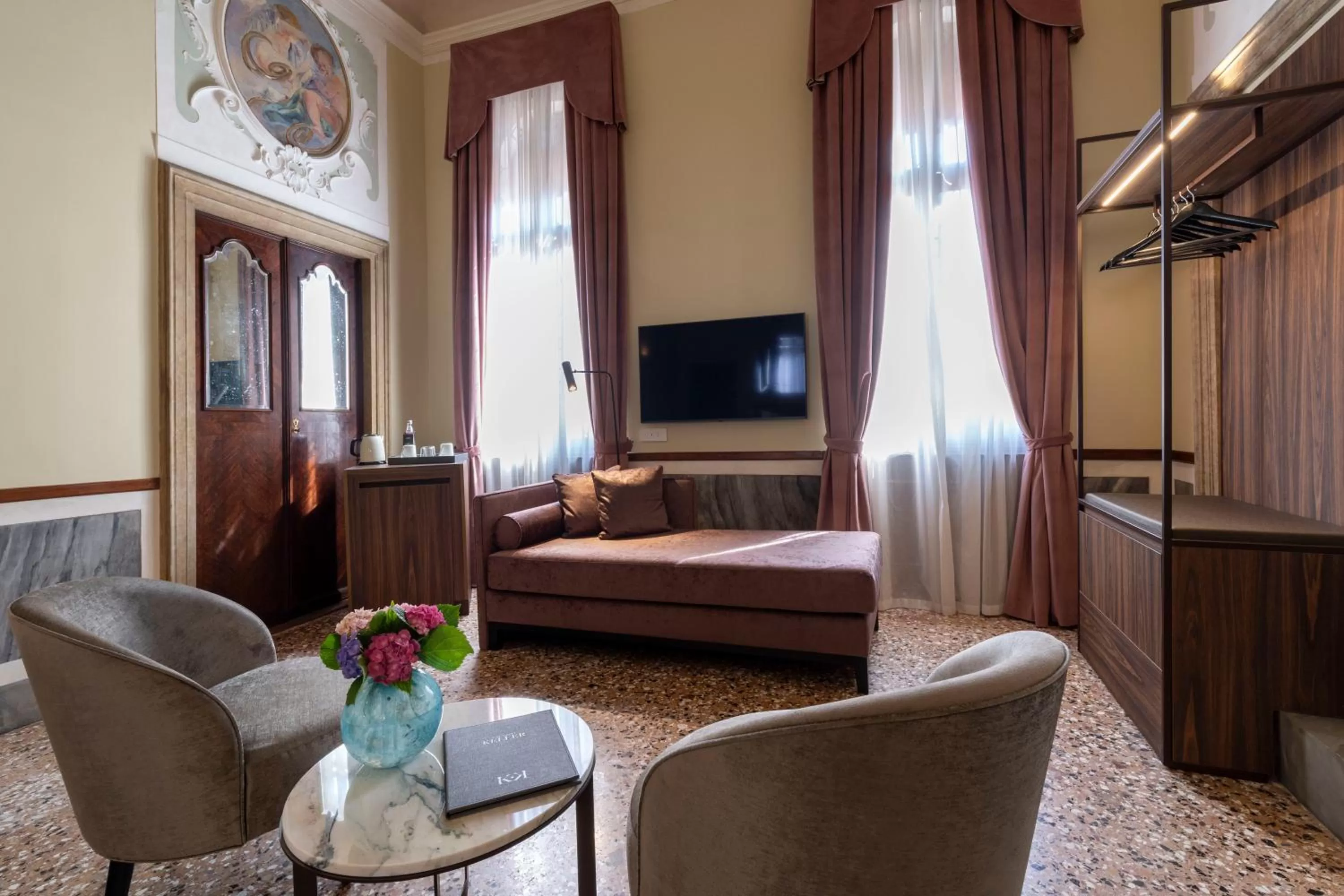 Photo of the whole room in Palazzo Keller