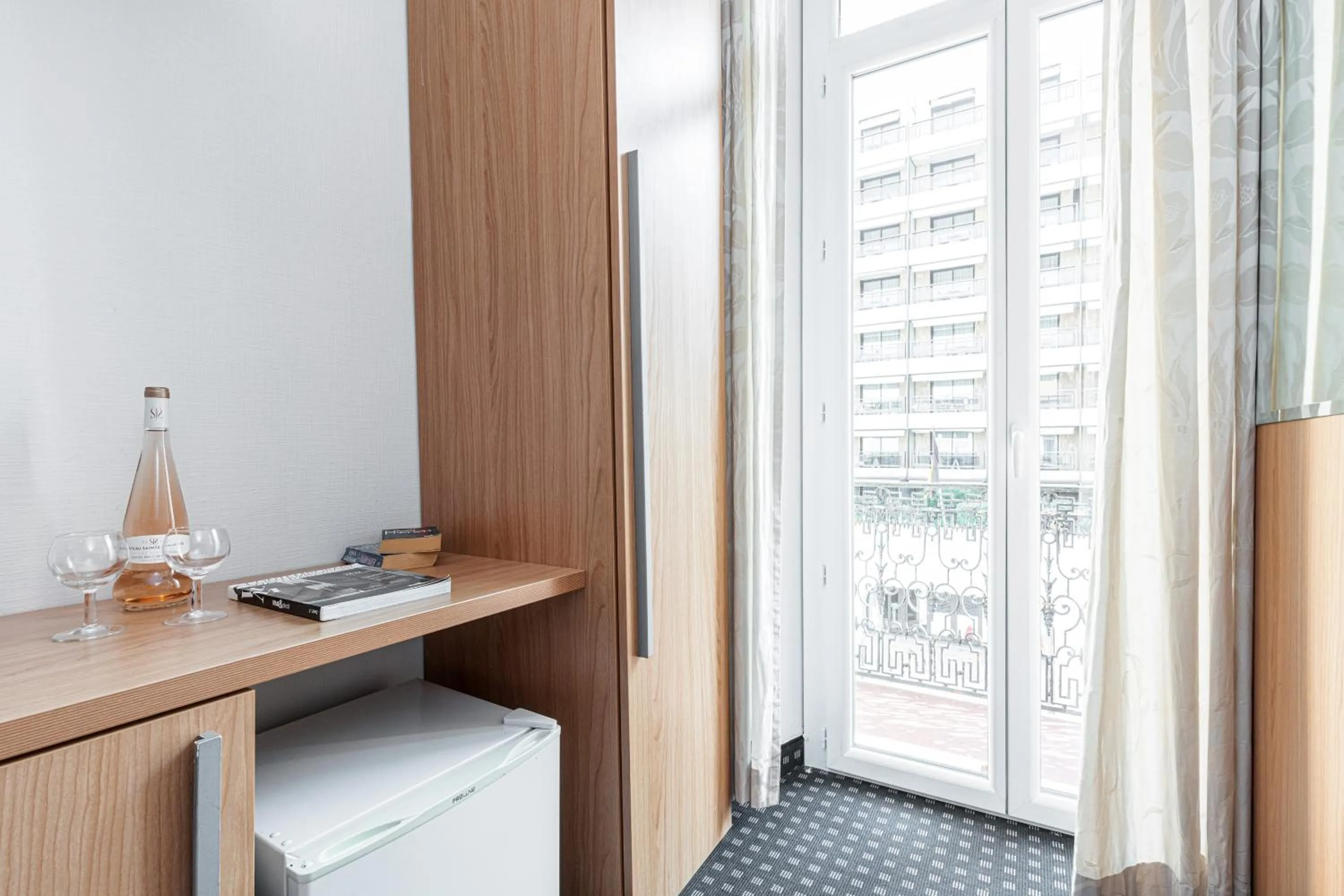 Photo of the whole room in Naomi Cannes