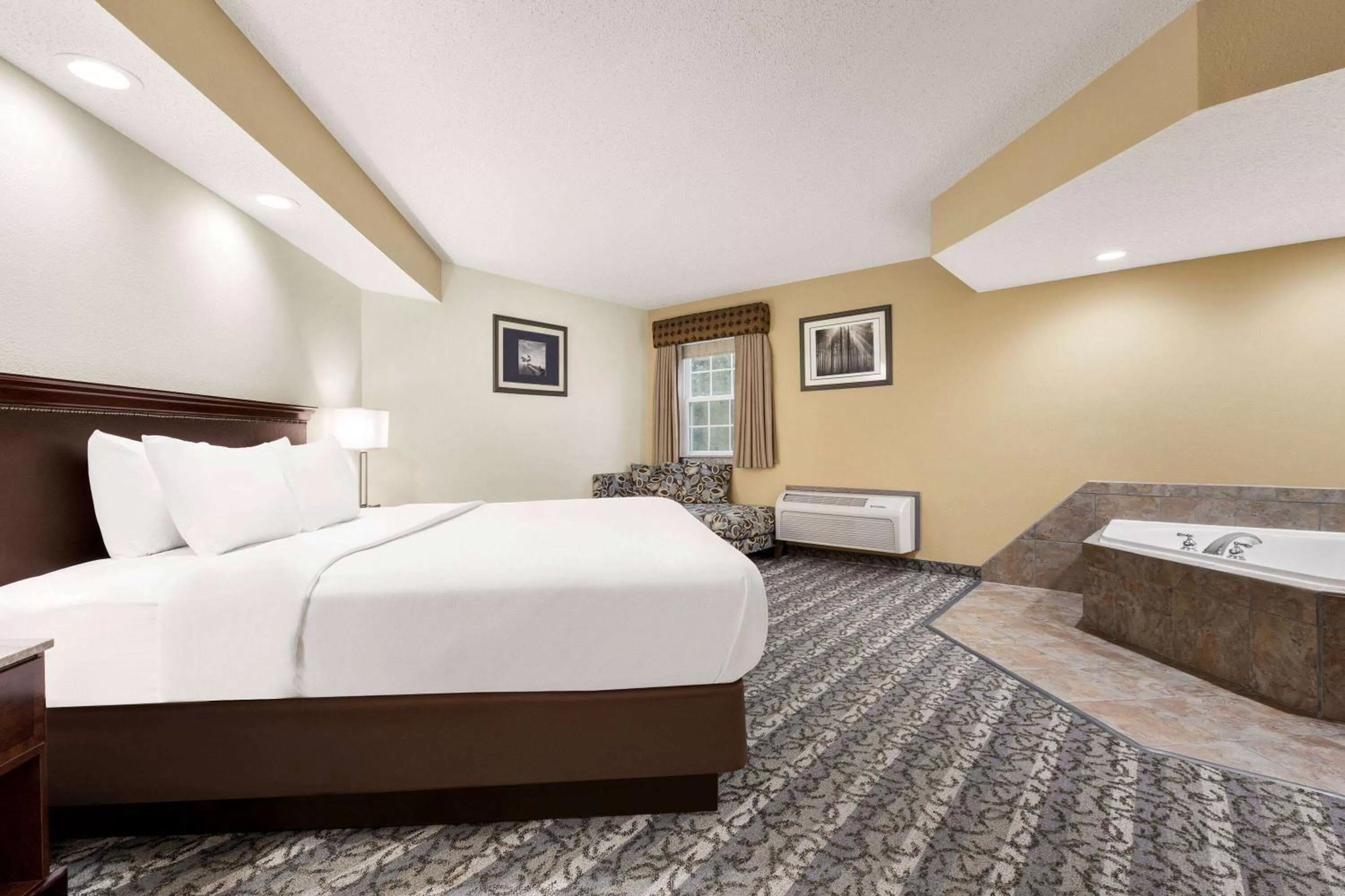 Hot Tub, Bed in Travelodge by Wyndham Coffeyville