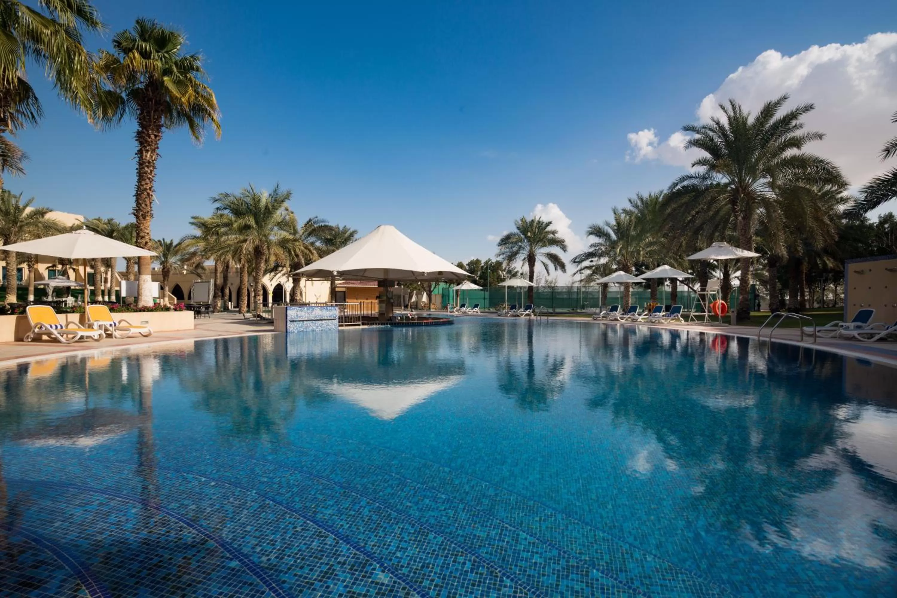 Swimming pool in Metropolitan Al Mafraq Hotel