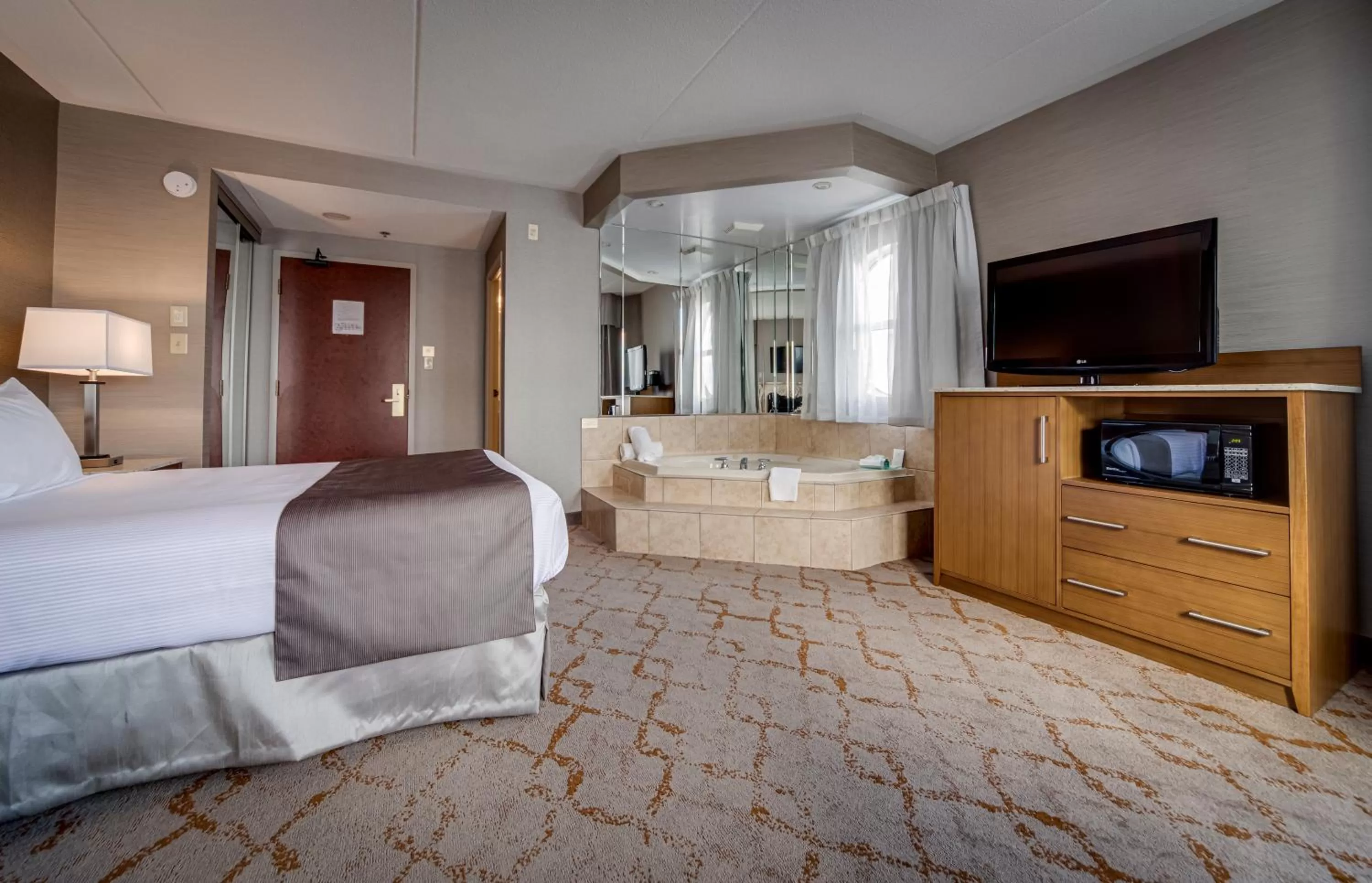 Hot Tub, Bed in Monte Carlo Inn Vaughan Suites