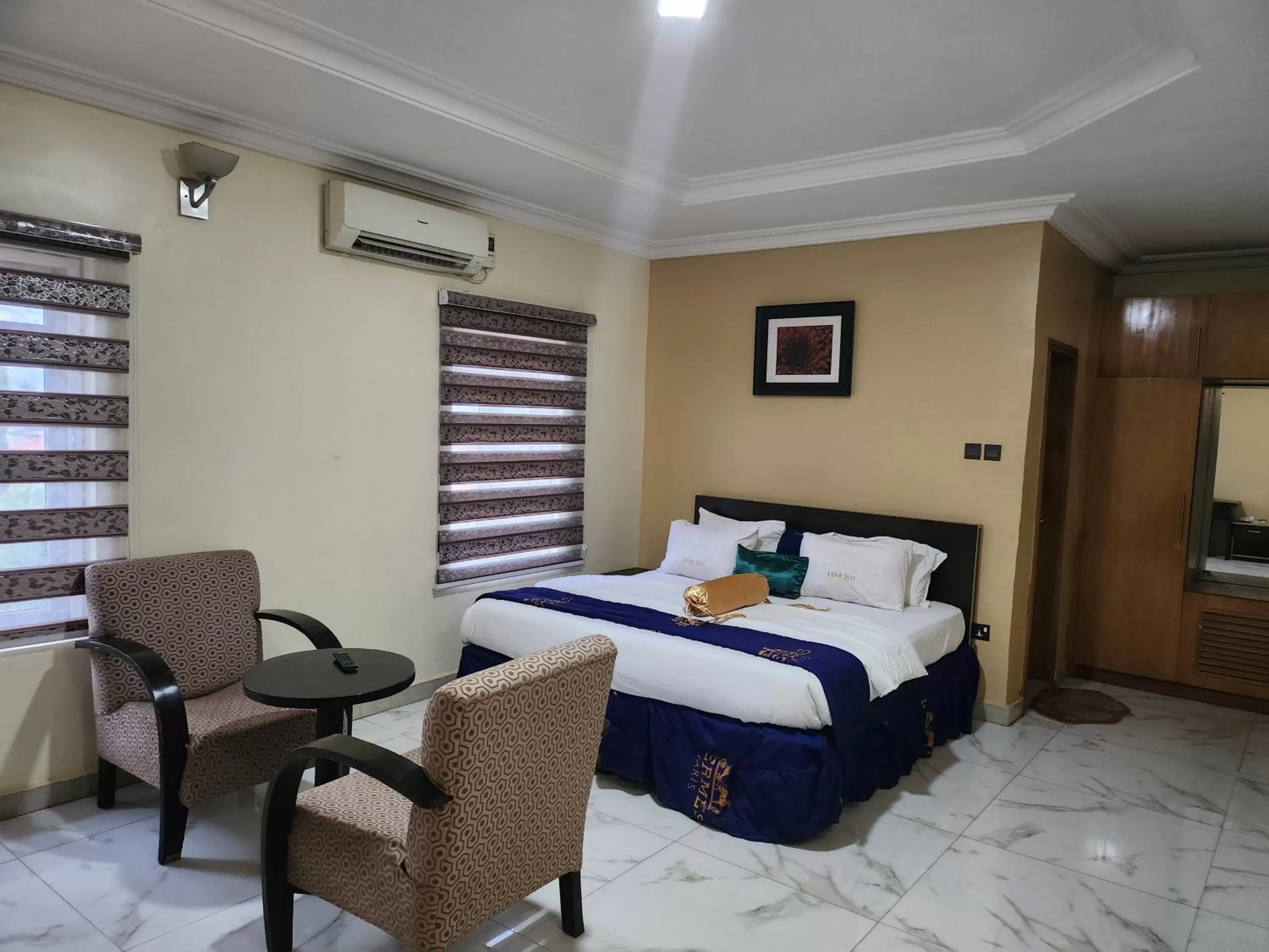 Bed in Nue-Crest Hotels & Suites