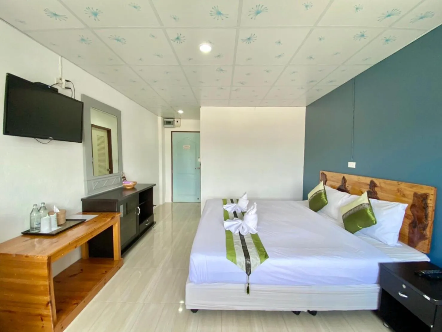 Bedroom, Bed in Diamond de pai