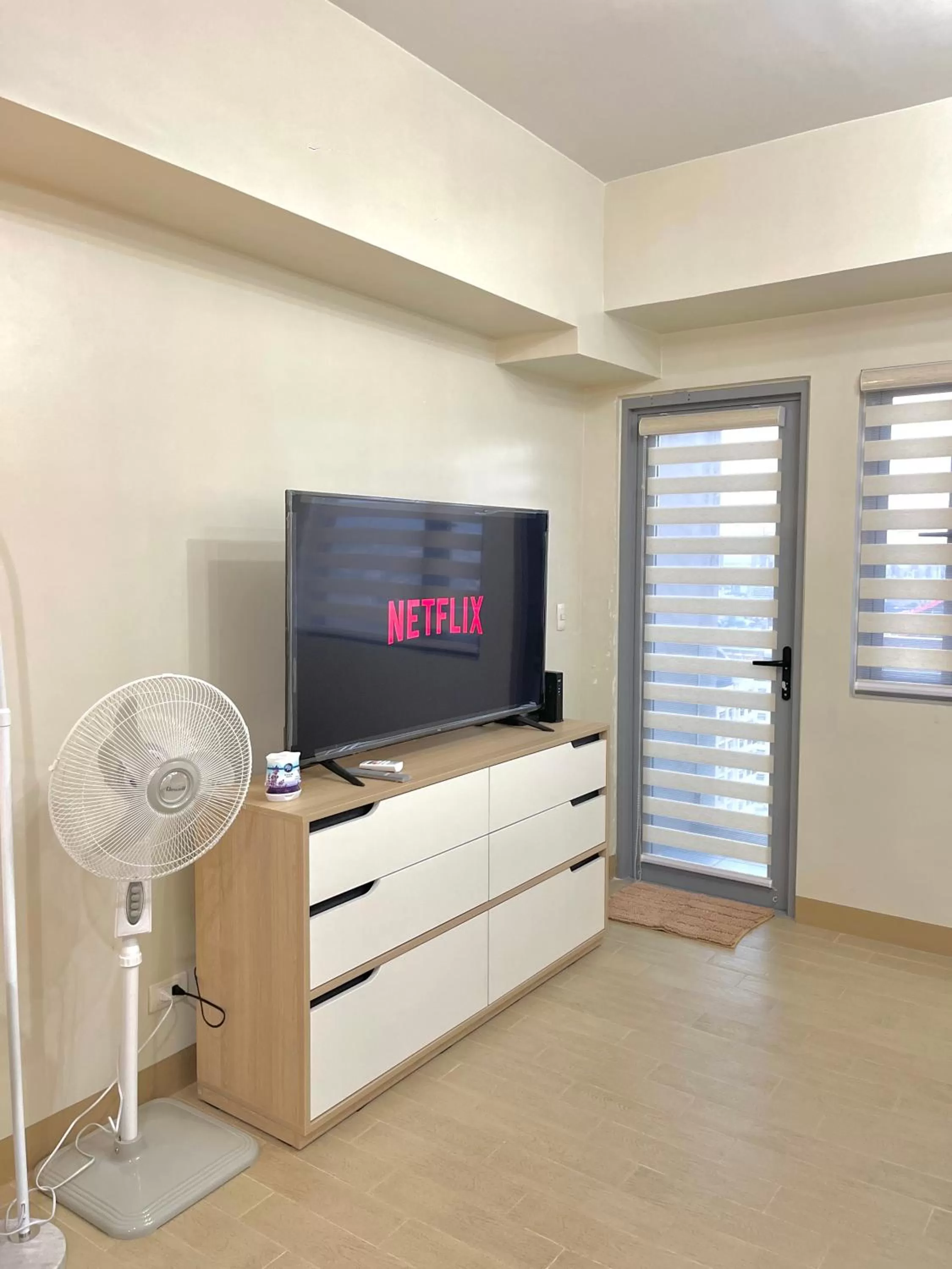 TV and multimedia, TV/Entertainment Center in Cubao, Quezon City Condo Staycation (wifi and netflix ready)