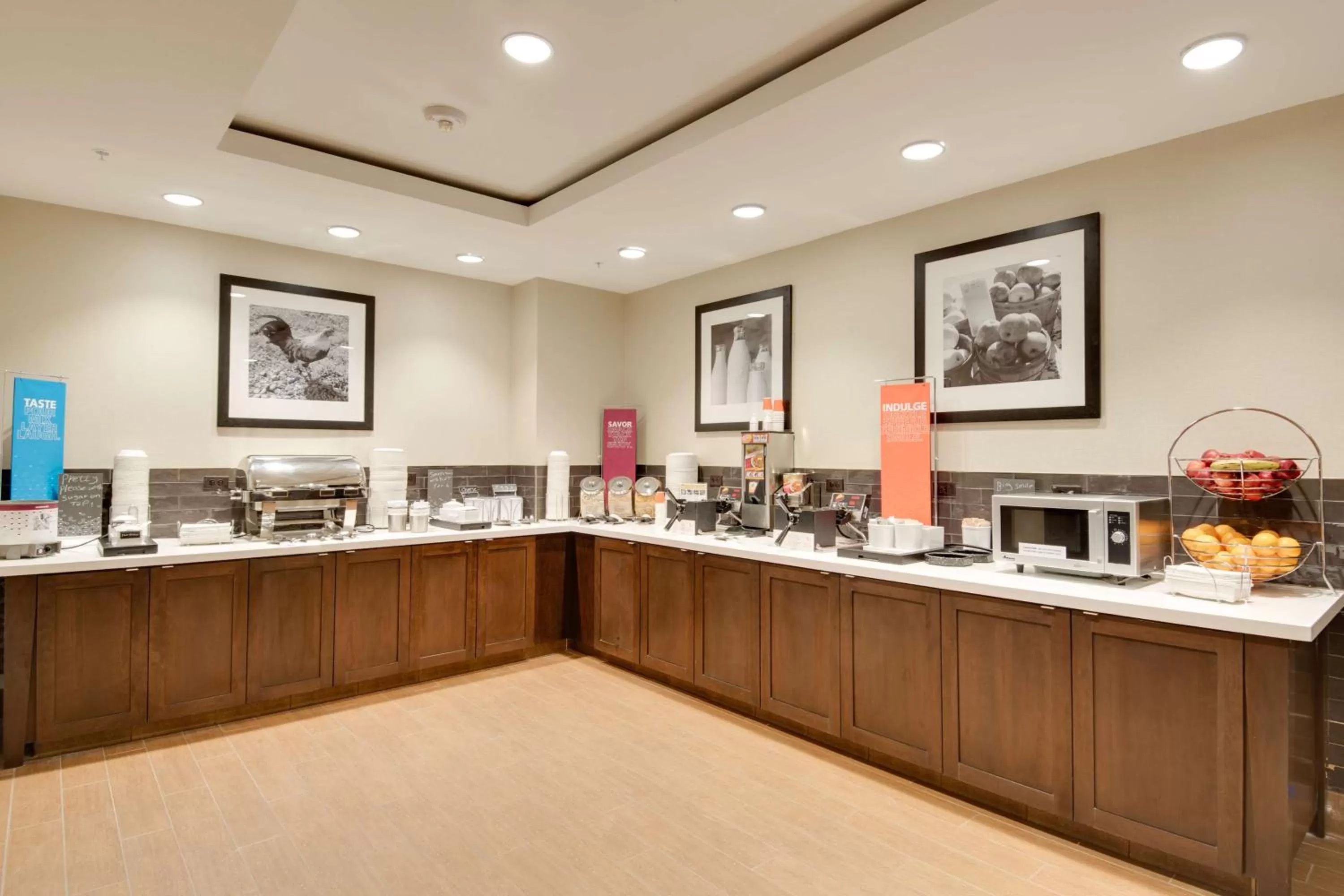 Dining area in Hampton Inn & Suites Los Angeles - Glendale