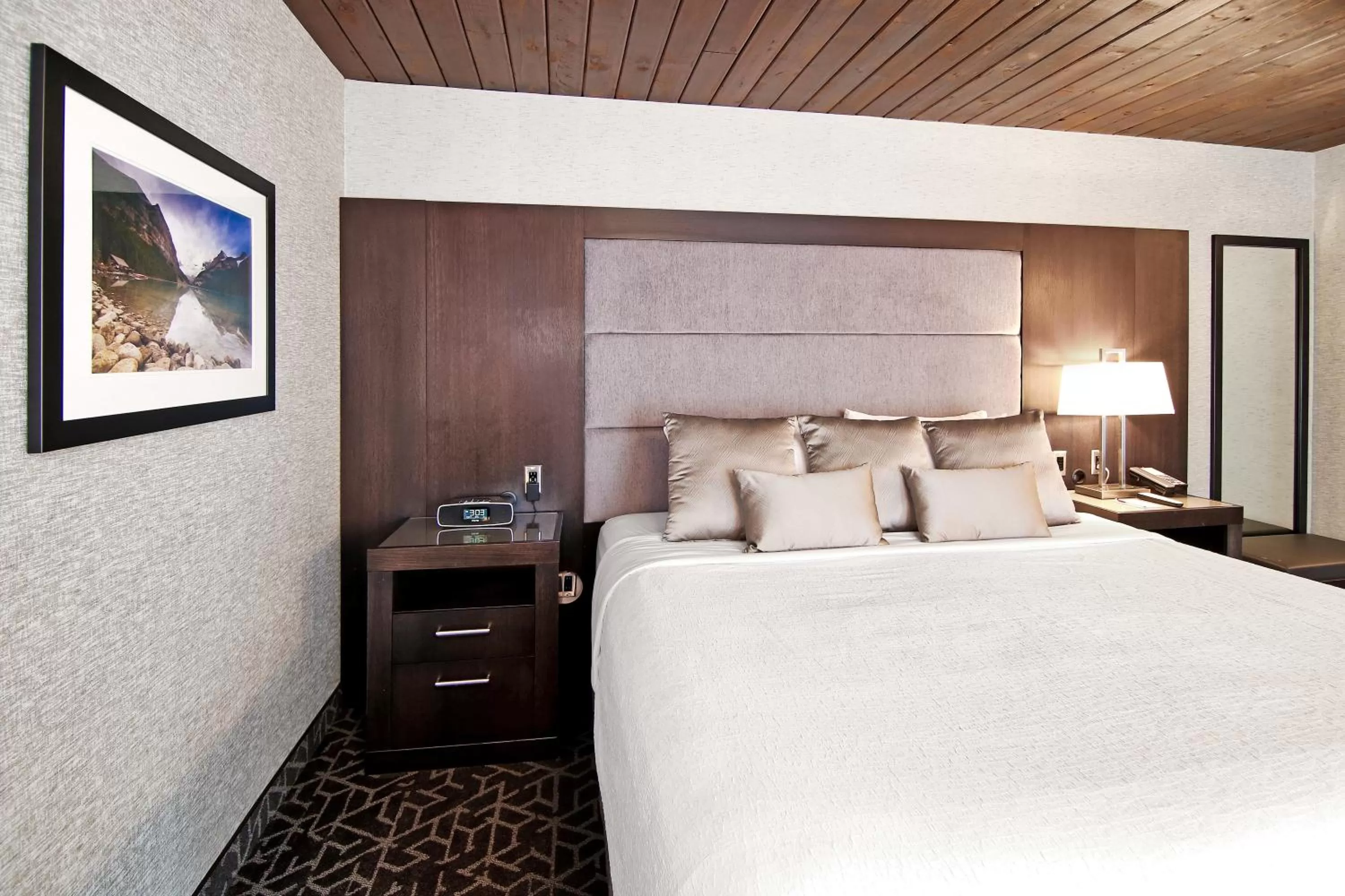 Bed in Best Western Plus Banff International Lodge