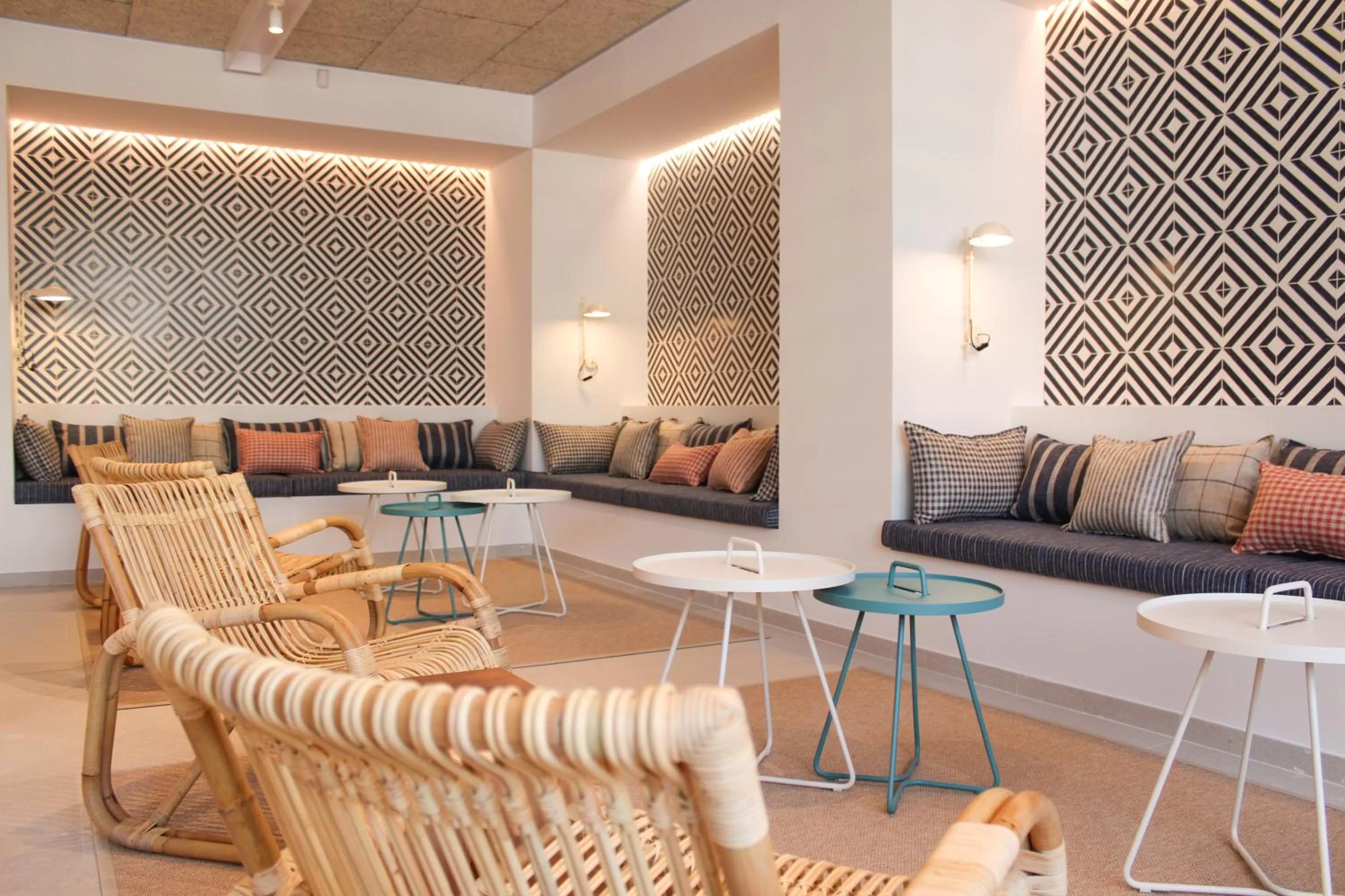 Communal lounge/ TV room in Blaumar Hotel