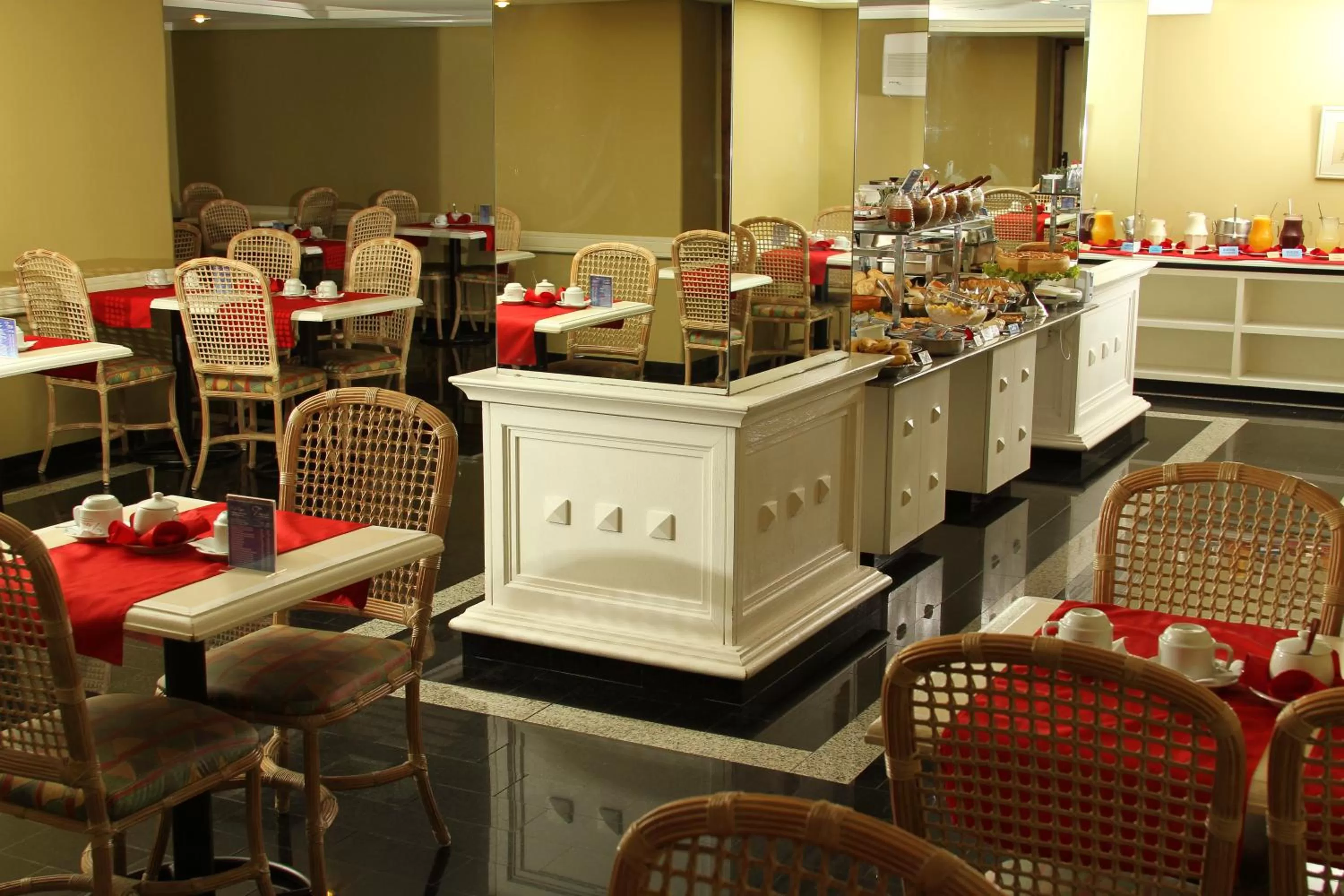 Restaurant/places to eat in Trevi Hotel e Business