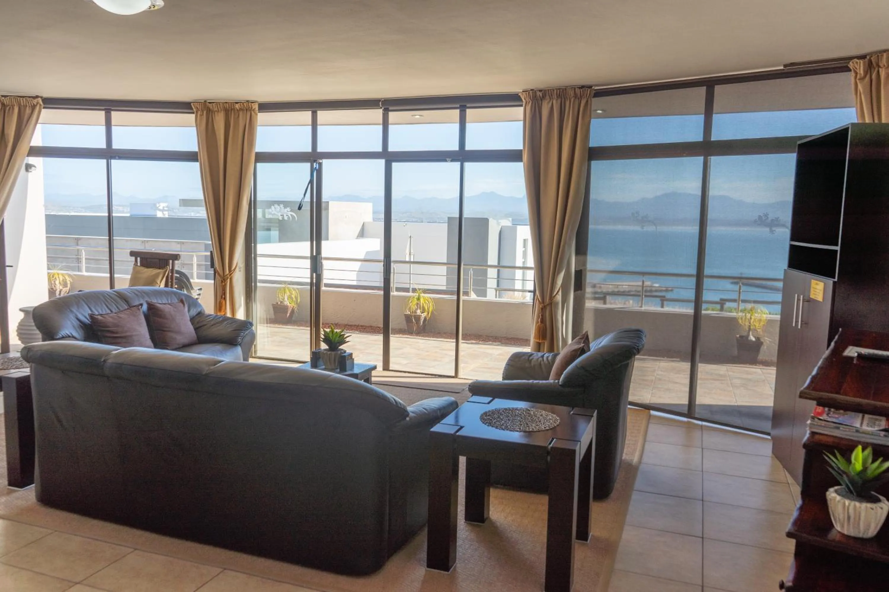 Communal lounge/ TV room in Bar-t-nique Guest House