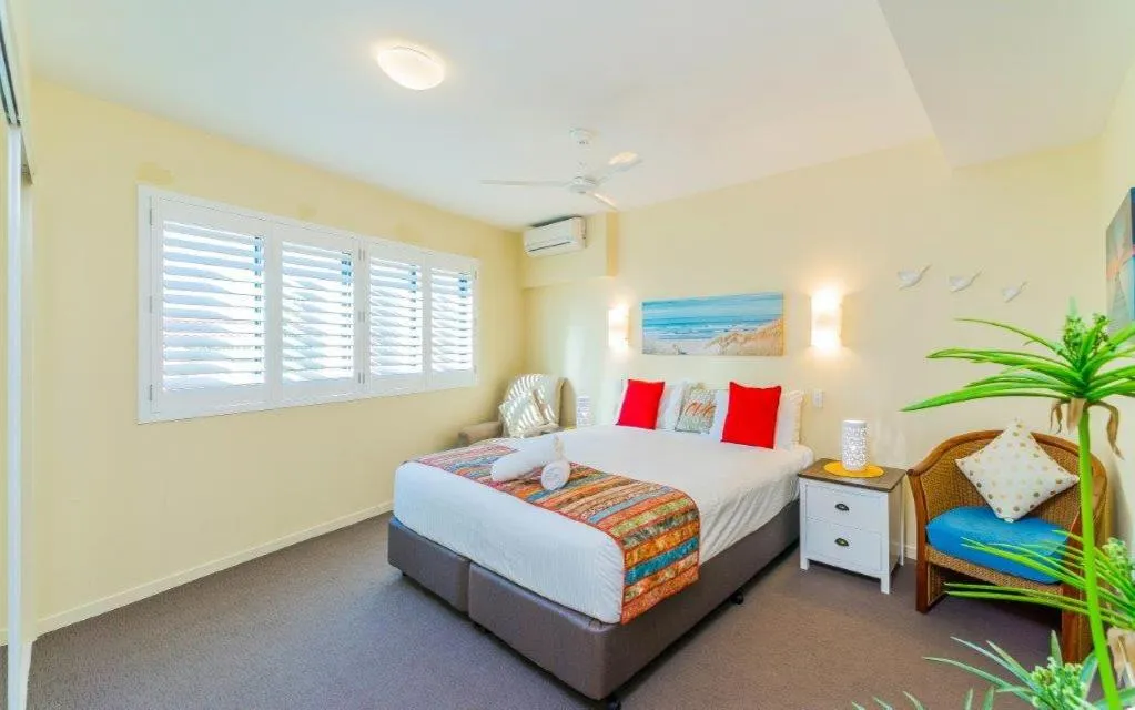 Bathroom, Bed in The Cove Yamba