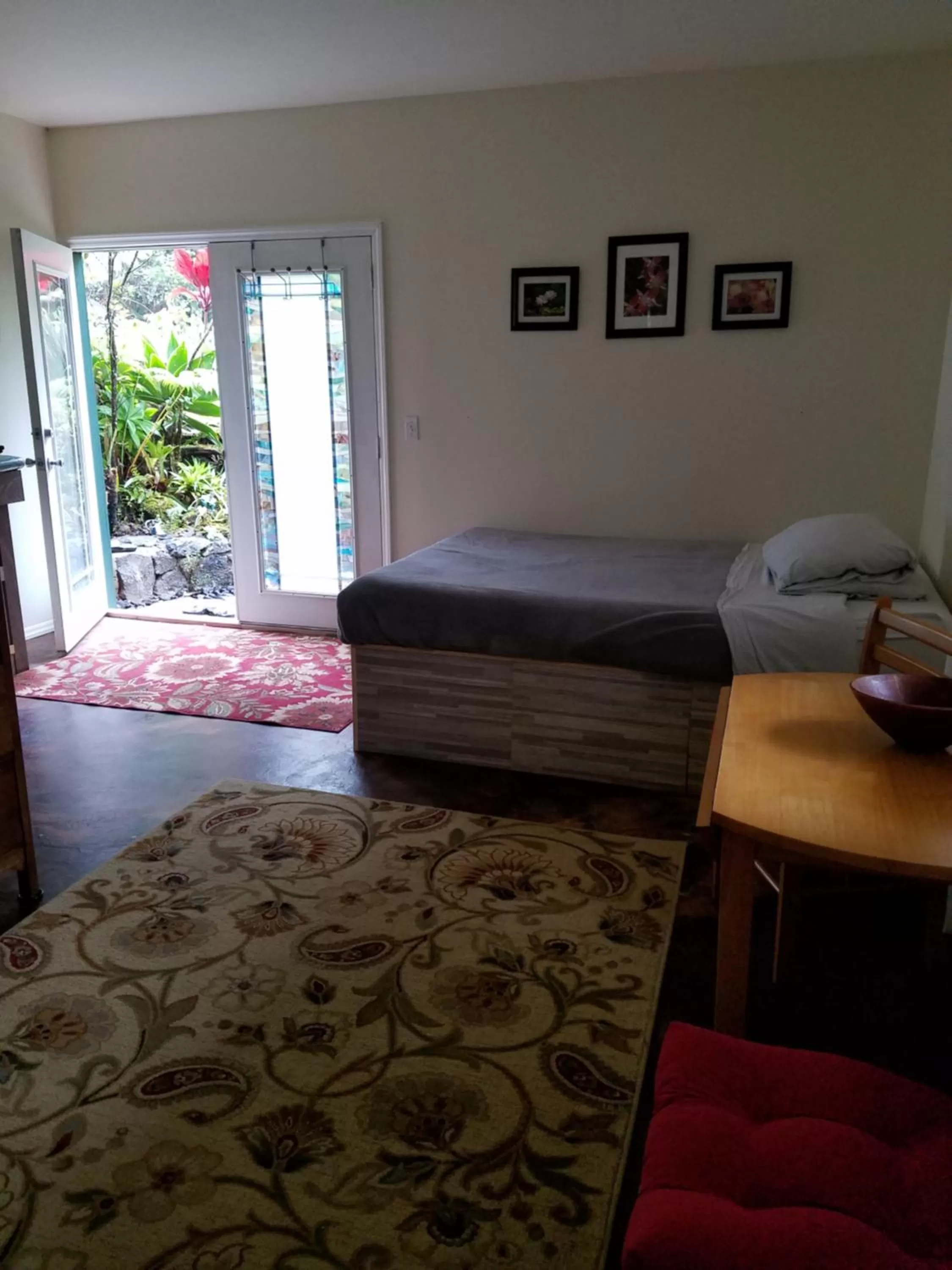 Bed in Aloha Crater Lodge