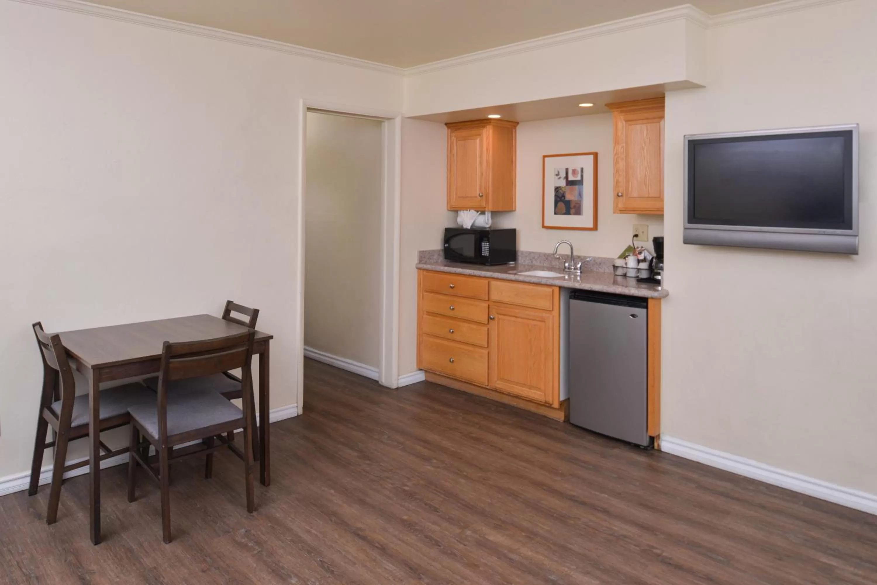 Kitchen or kitchenette in Edgewater Inn and Suites