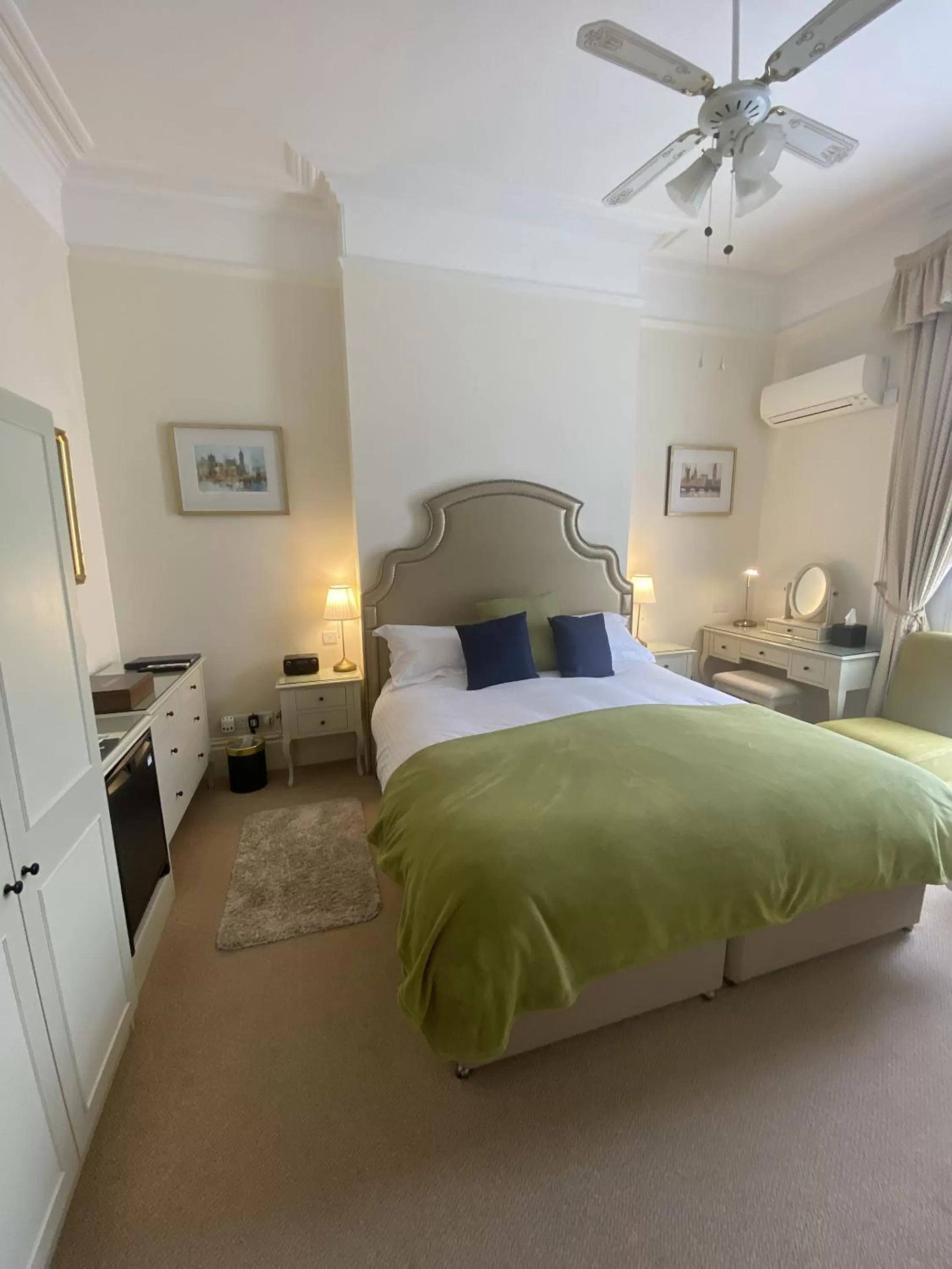 Deluxe Double Room with Shower in Kingston House