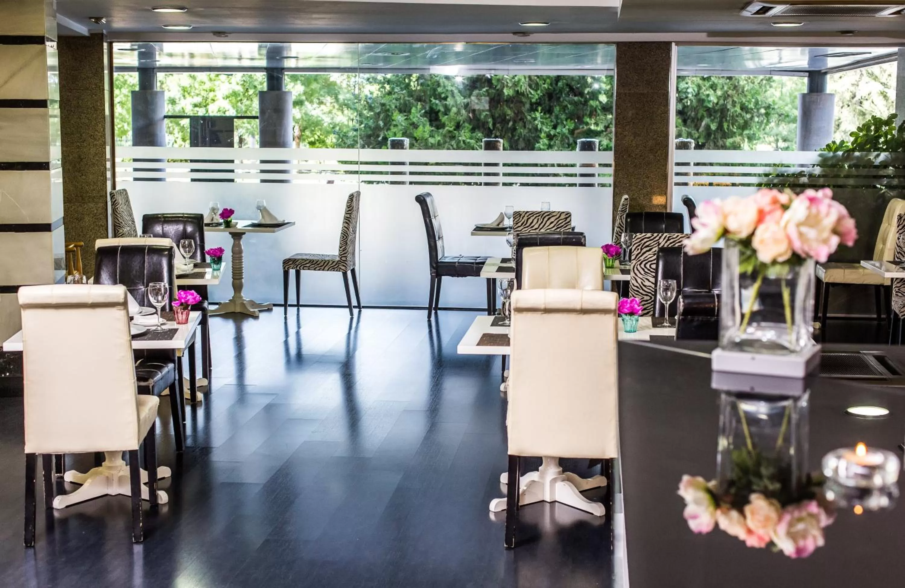 Lounge or bar in Leonardo Hotel Granada