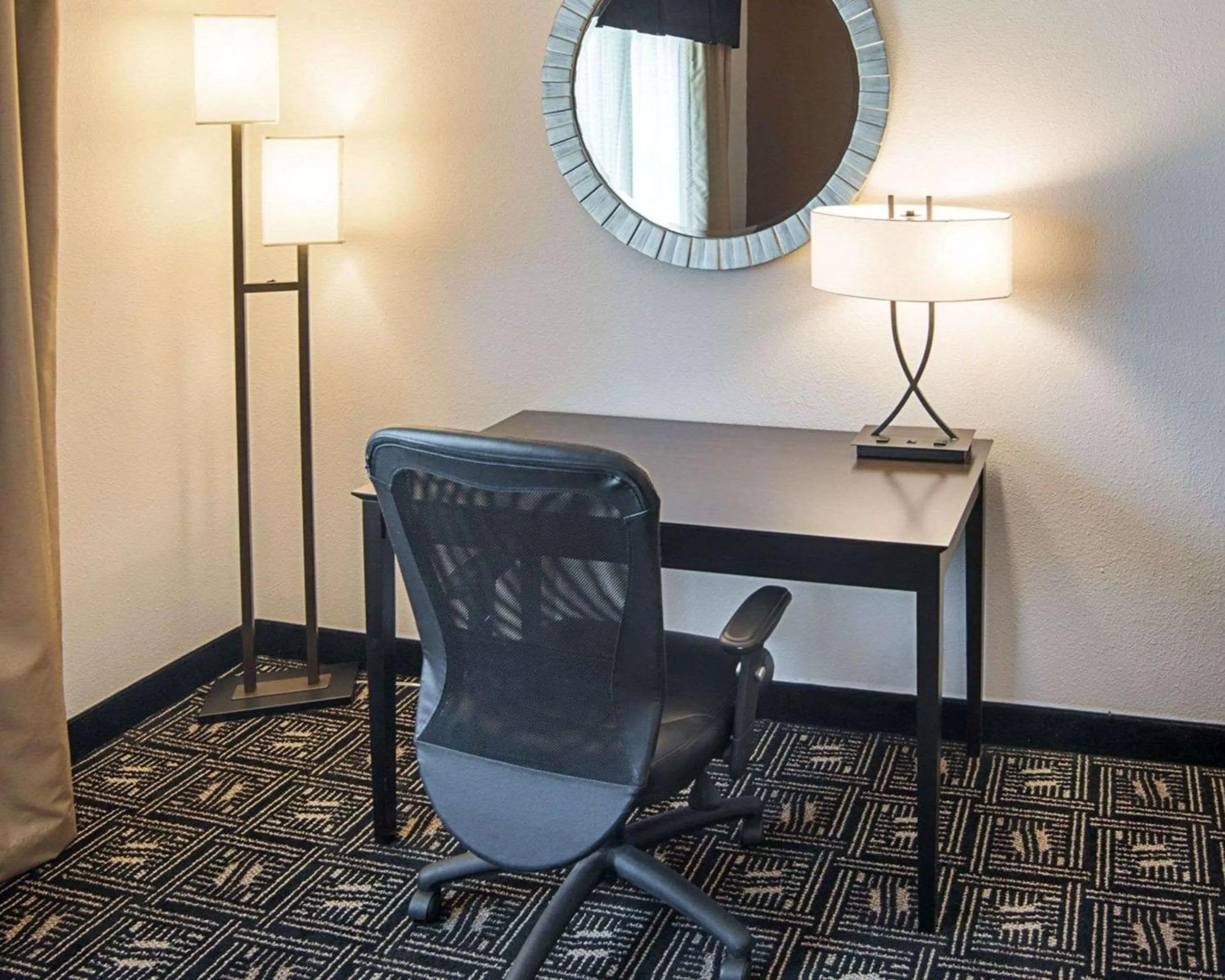 Photo of the whole room in Quality Inn Brooklyn Center