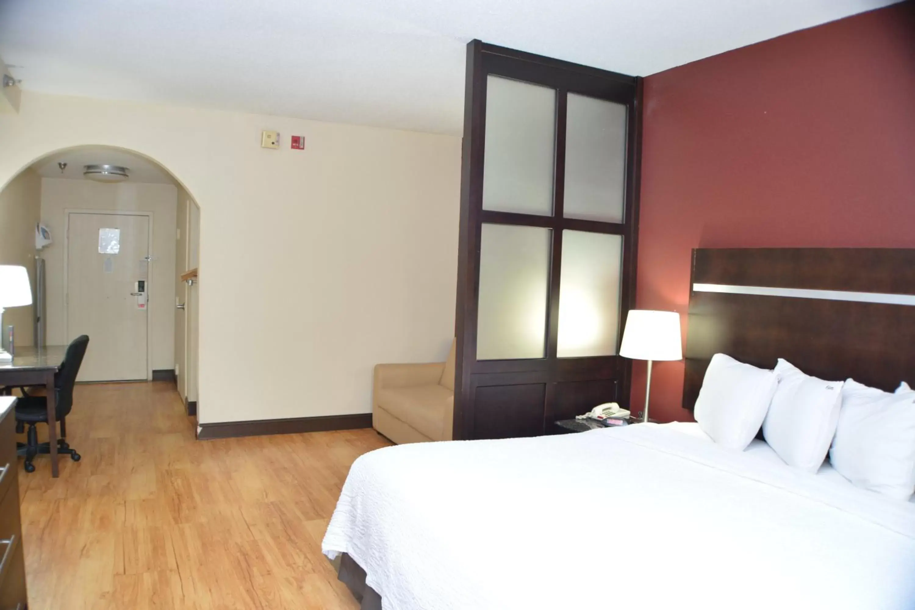 Superior King Room Smoke Free in Red Roof Inn PLUS+ & Suites Chattanooga - Downtown Superior King Room Smoke Free in Red Roof Inn PLUS+ & Suites Chattanooga - Downtown