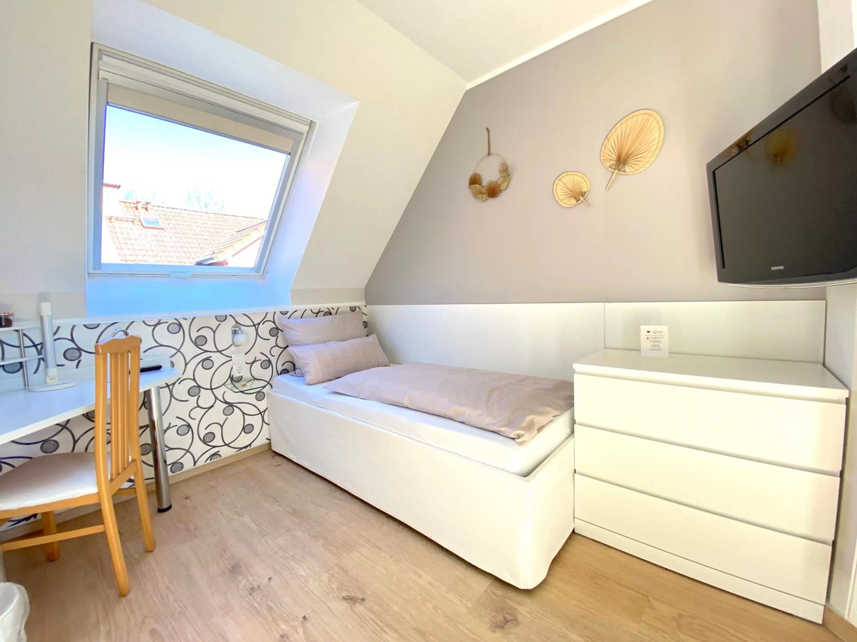 Photo of the whole room, Bed in Hotel zur Bever