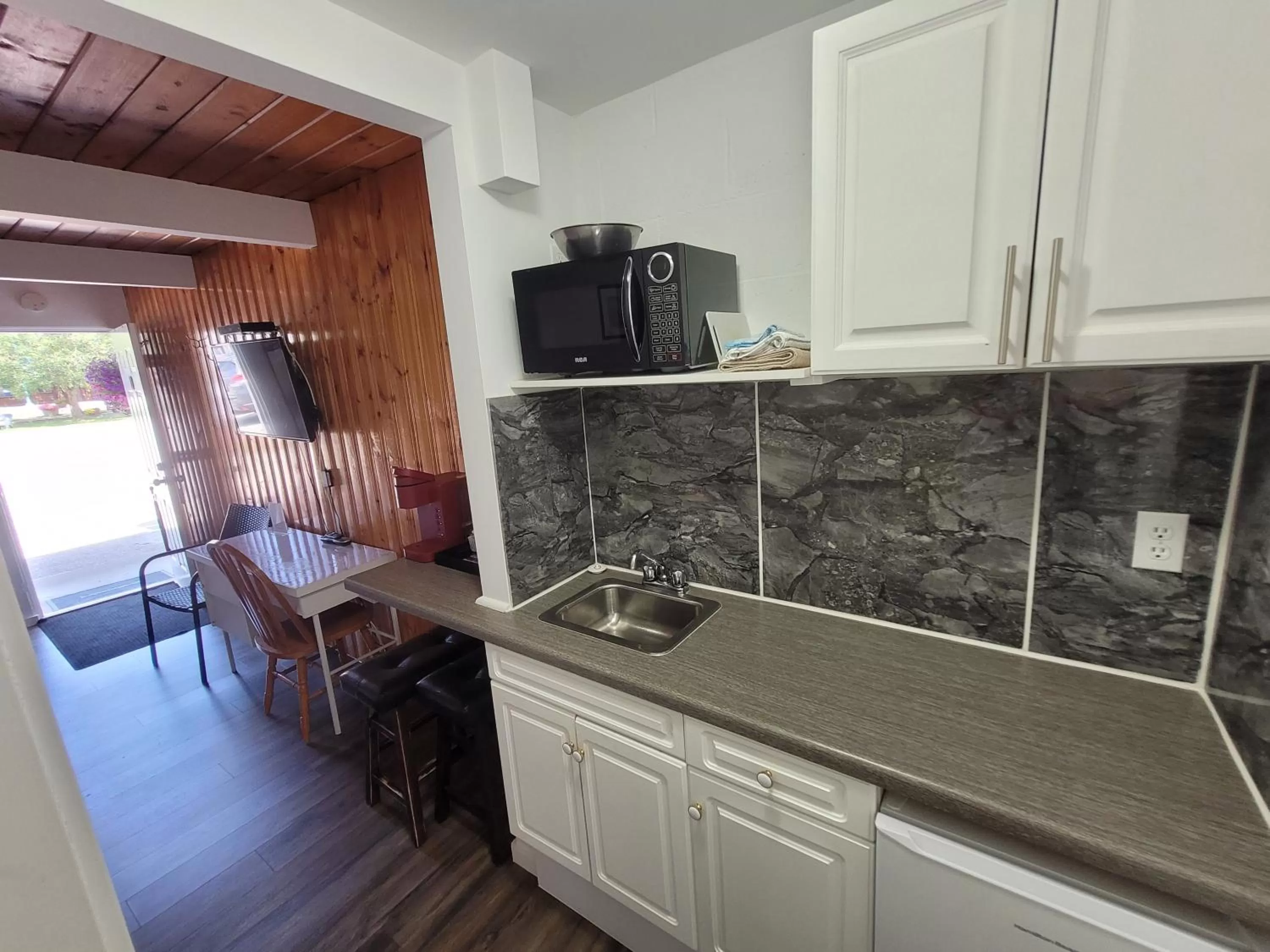 Kitchen or kitchenette in Pines Motel