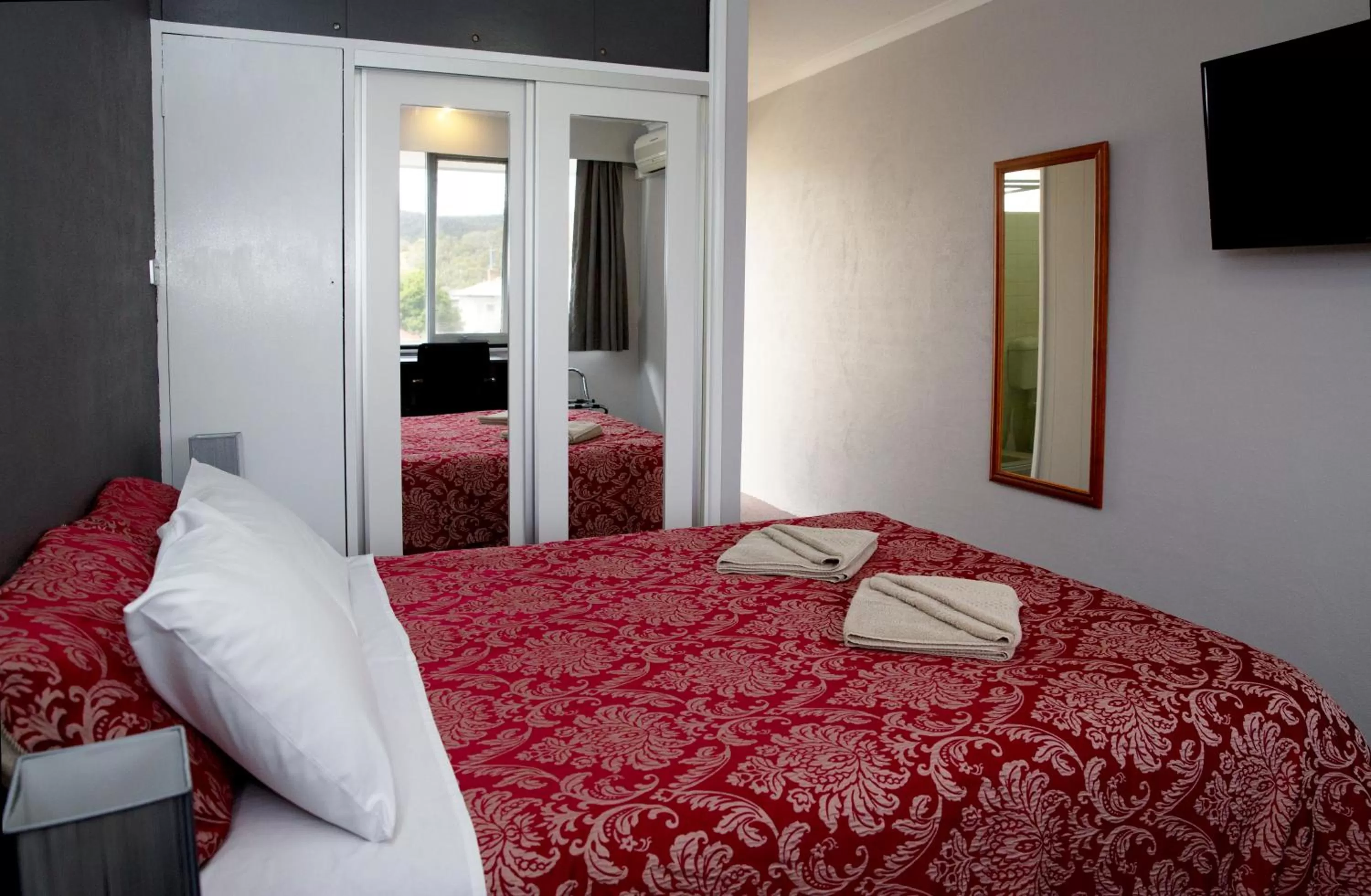 Photo of the whole room, Bed in White Manor Motel