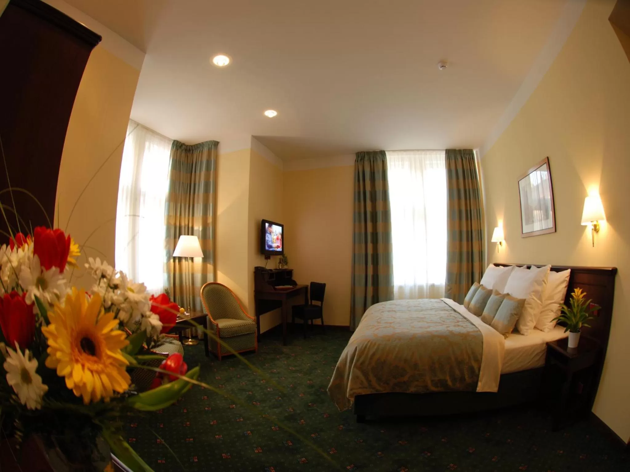 Bed in EA Hotel Downtown