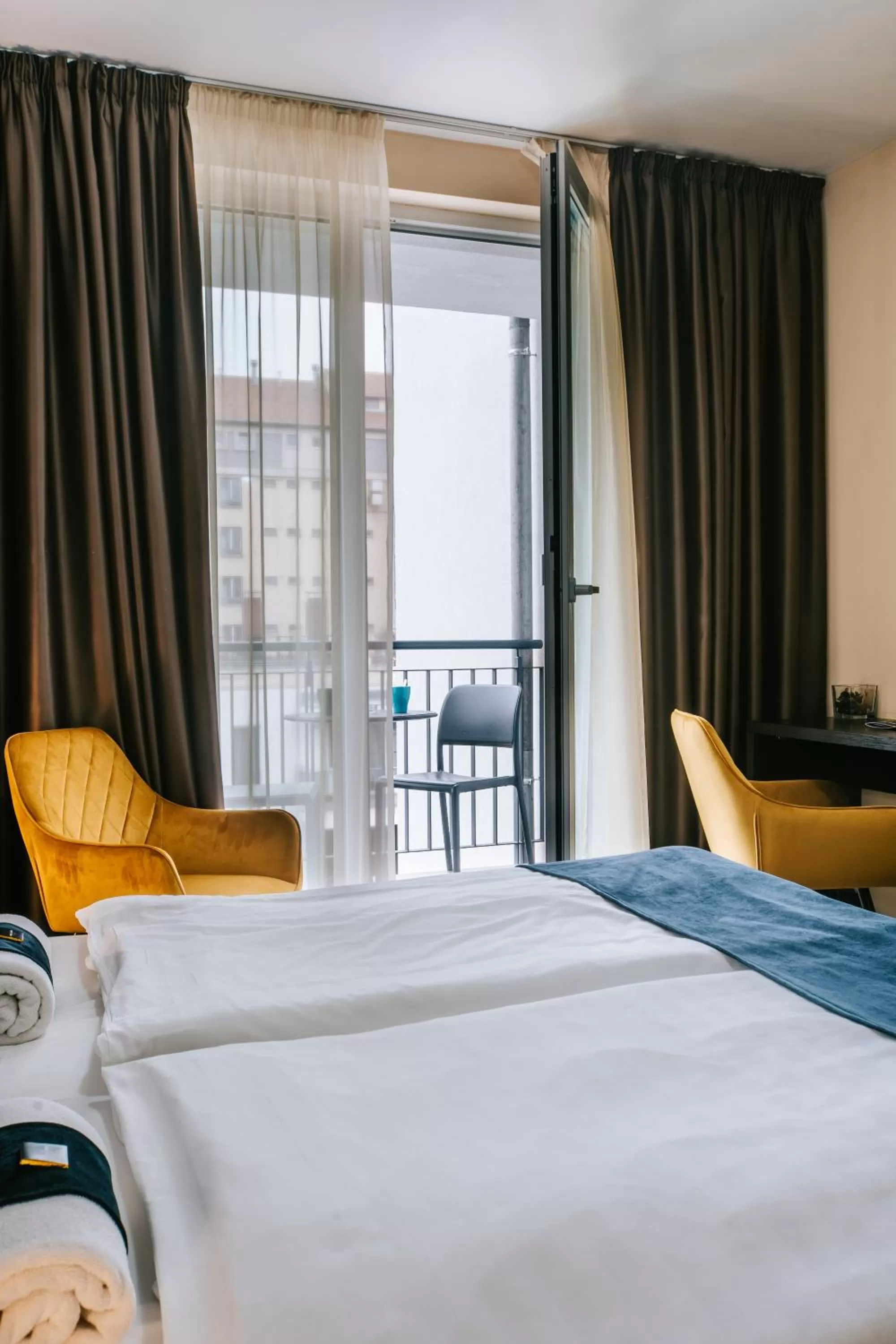 Balcony/Terrace, Bed in Hotel Auris