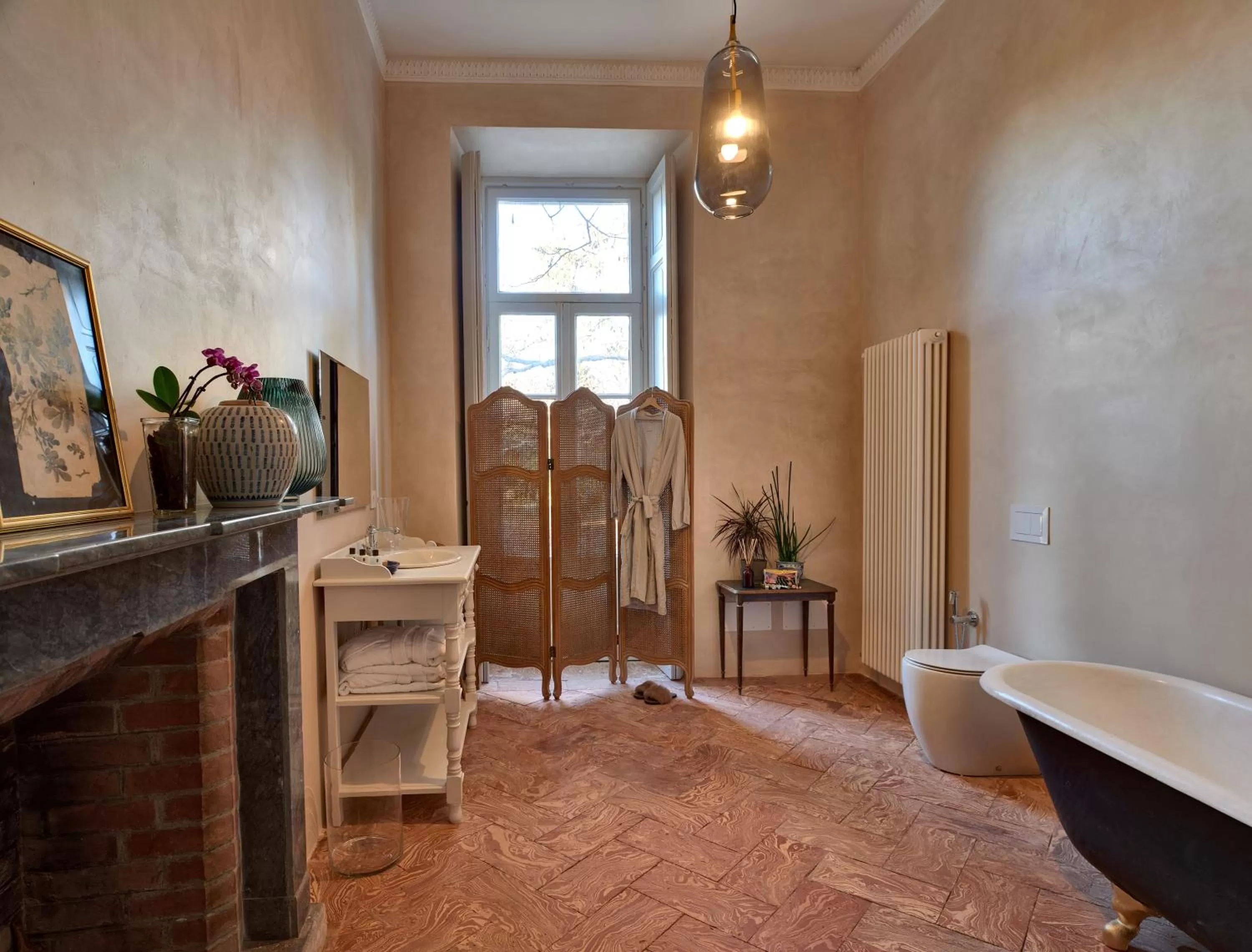 Bath in Dandelion Como Suites & Park