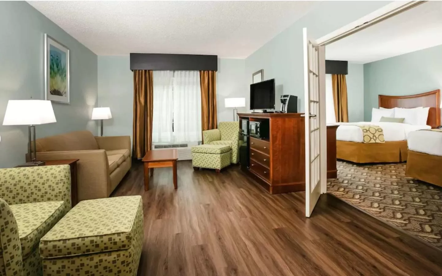 Living room, Bed in Baymont Inn & Suites Braselton