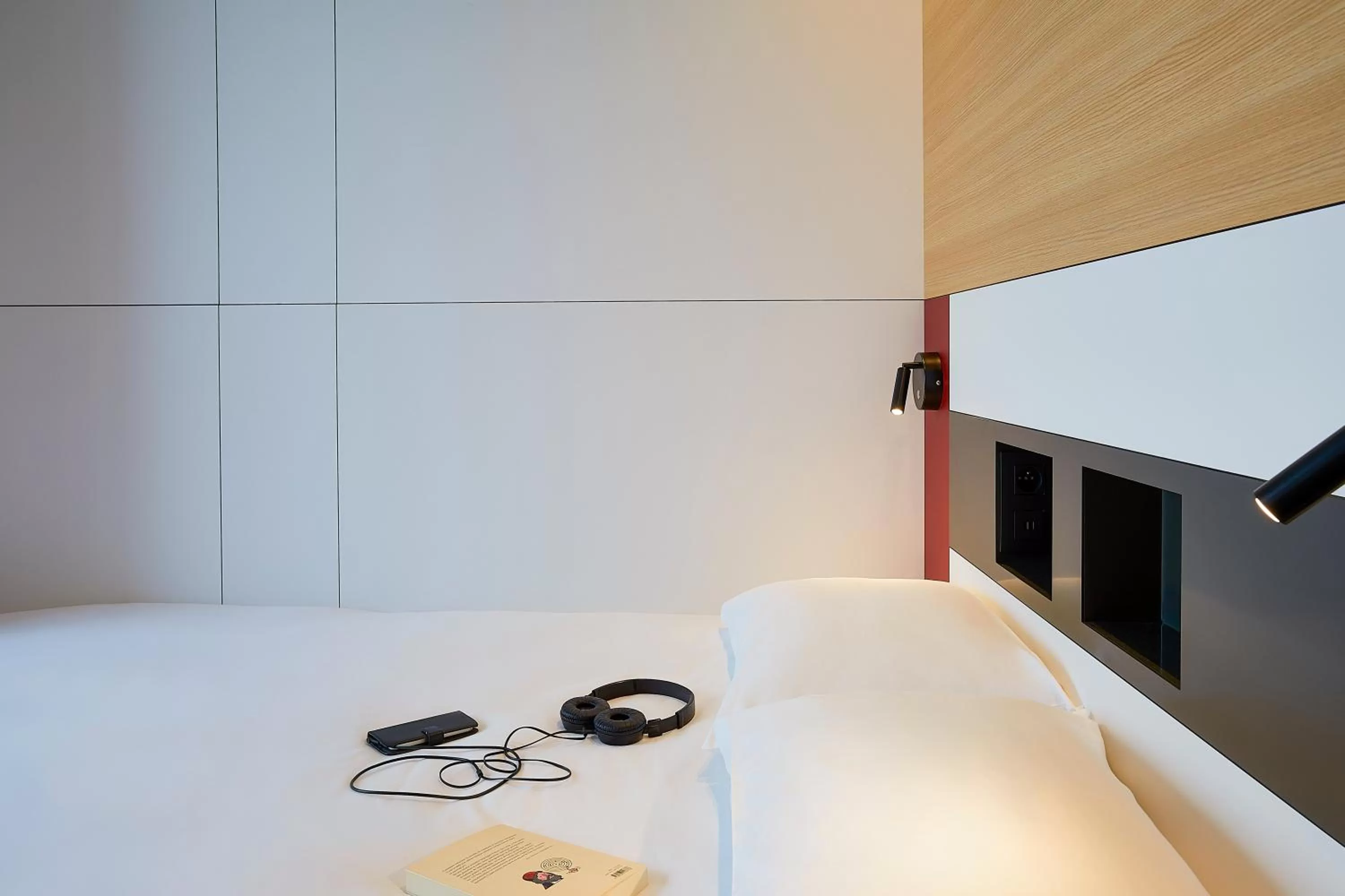 Decorative detail, Bed in ibis budget Oostende Airport