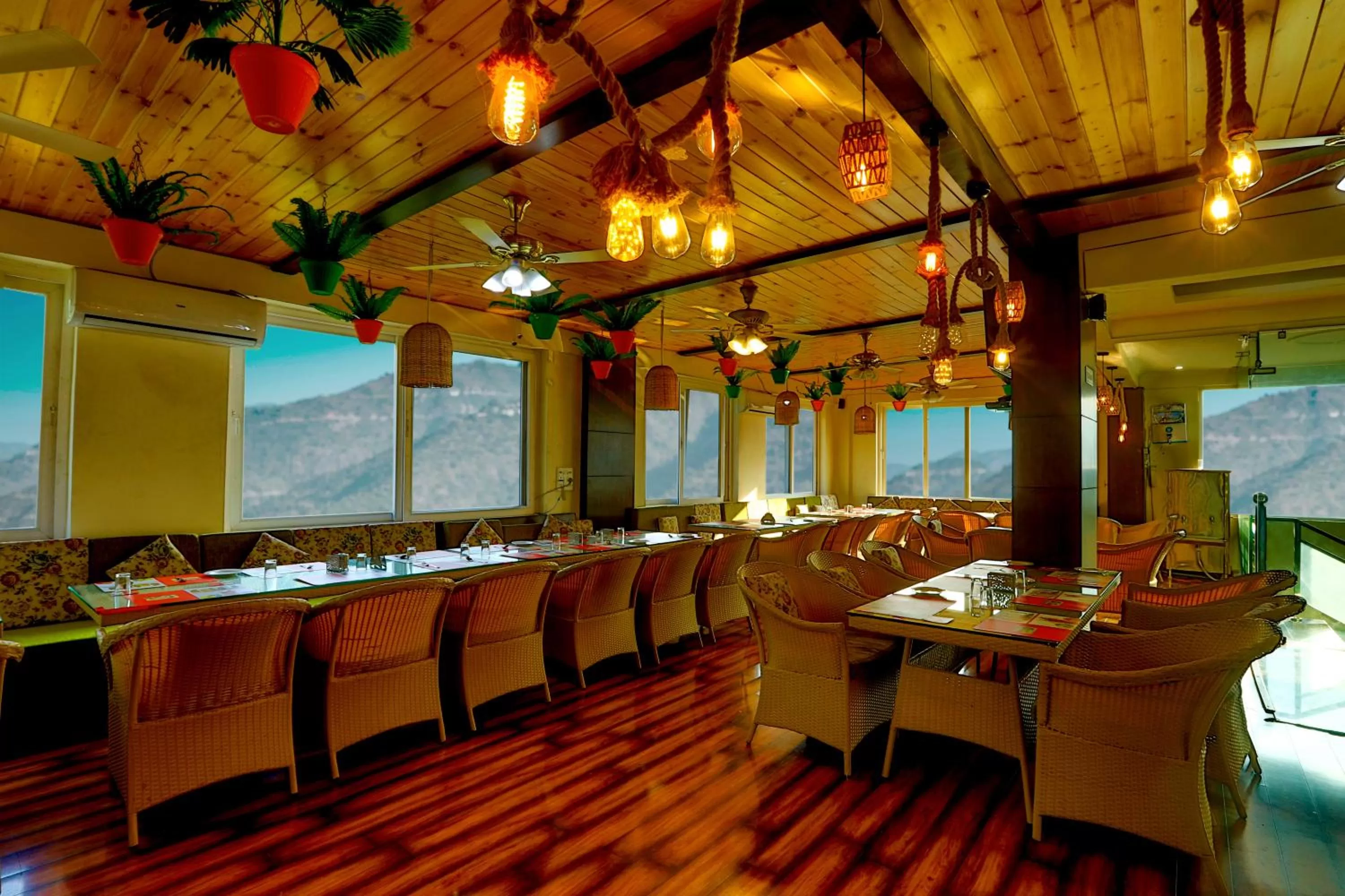 Staff, Restaurant/Places to Eat in Kamay The Grand Alova