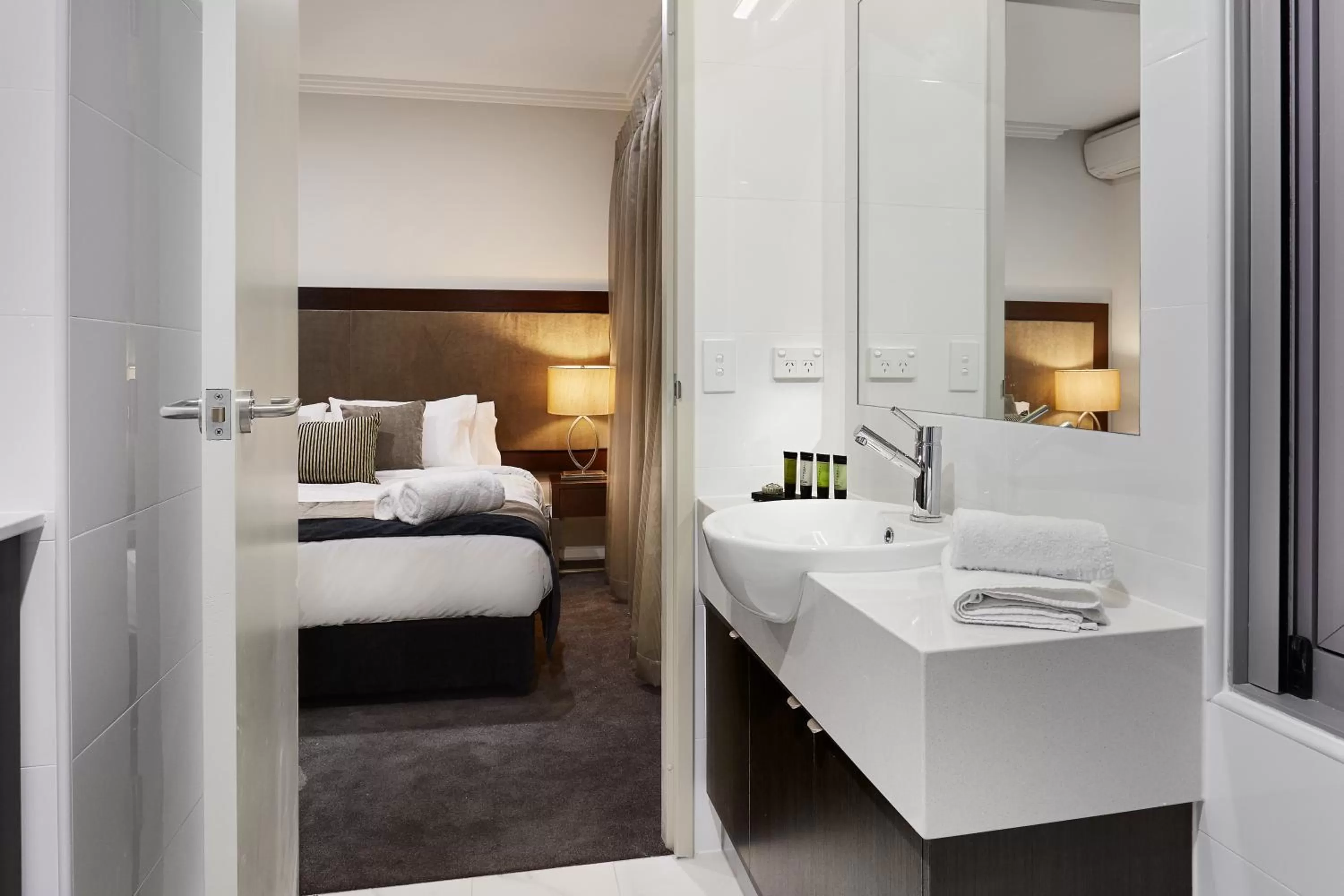 Bathroom, Bed in Attika Hotel
