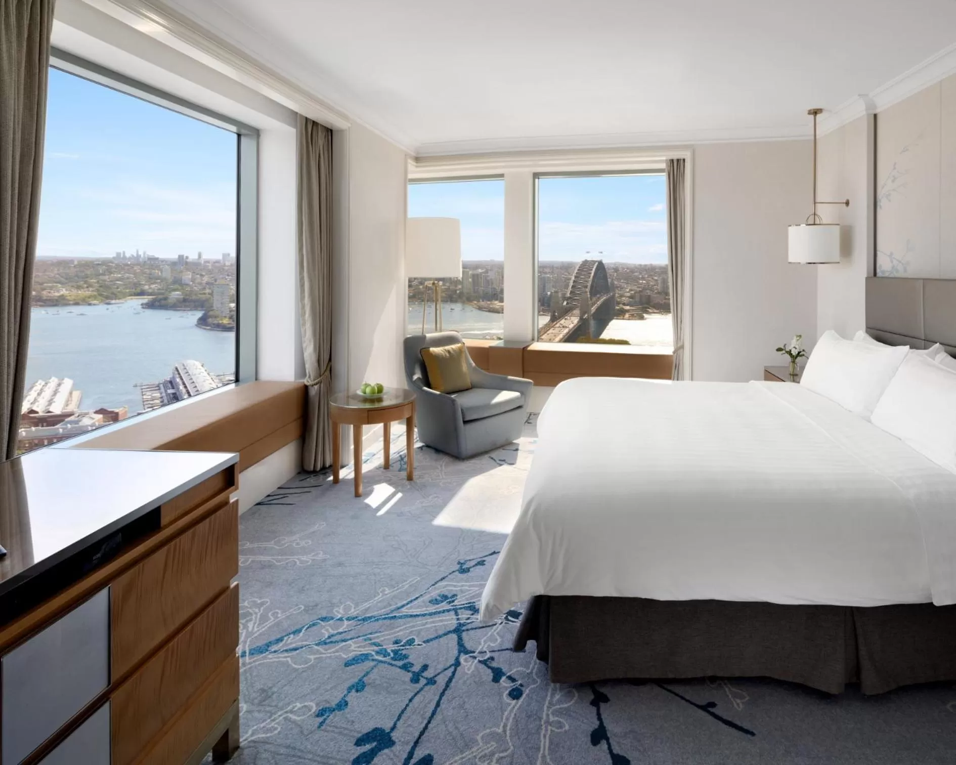 Bedroom, Bed in Shangri-La Sydney